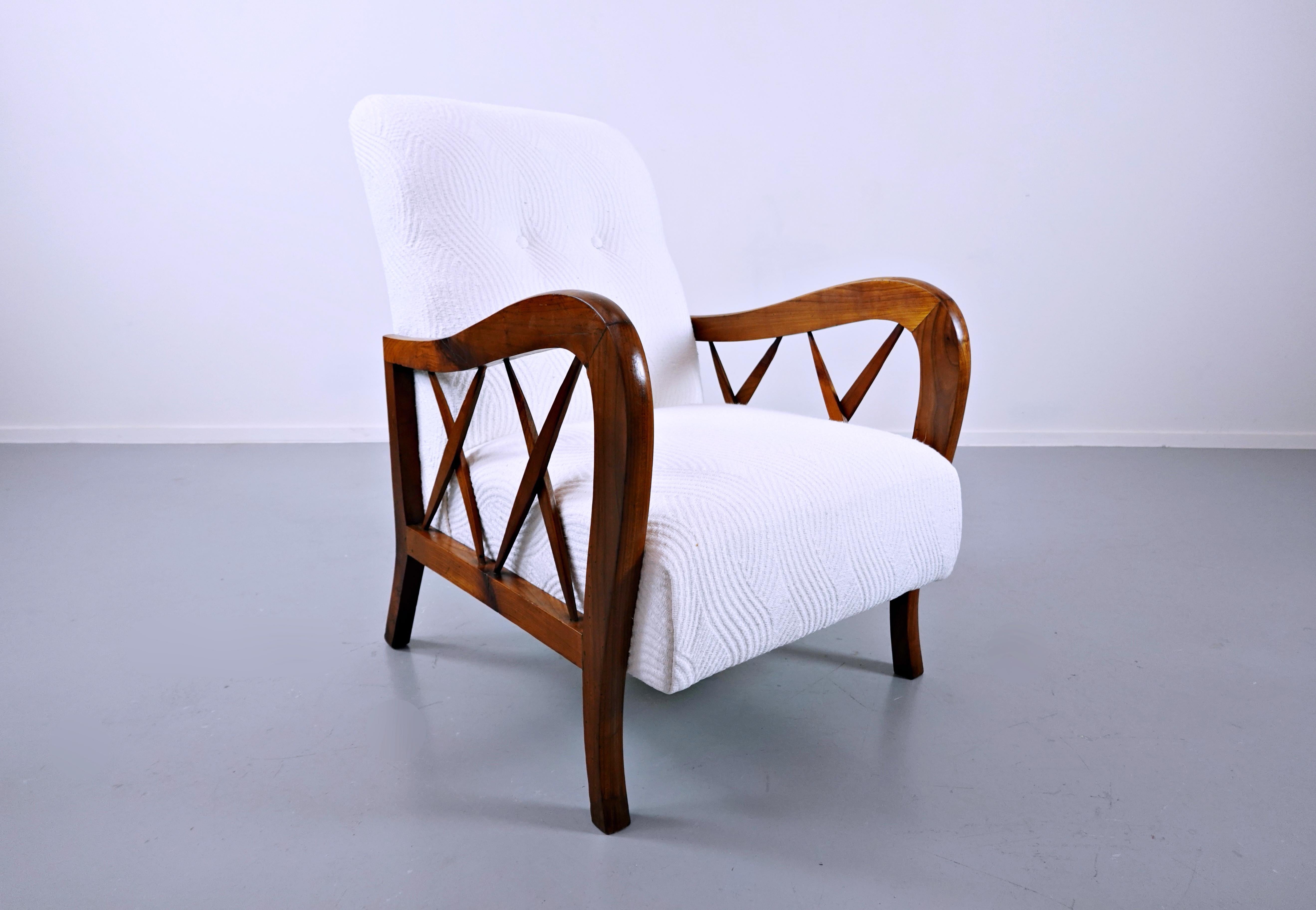 Mid-Century Modern Pair of White Fabric Armchairs in the style of Paolo Buffa  5