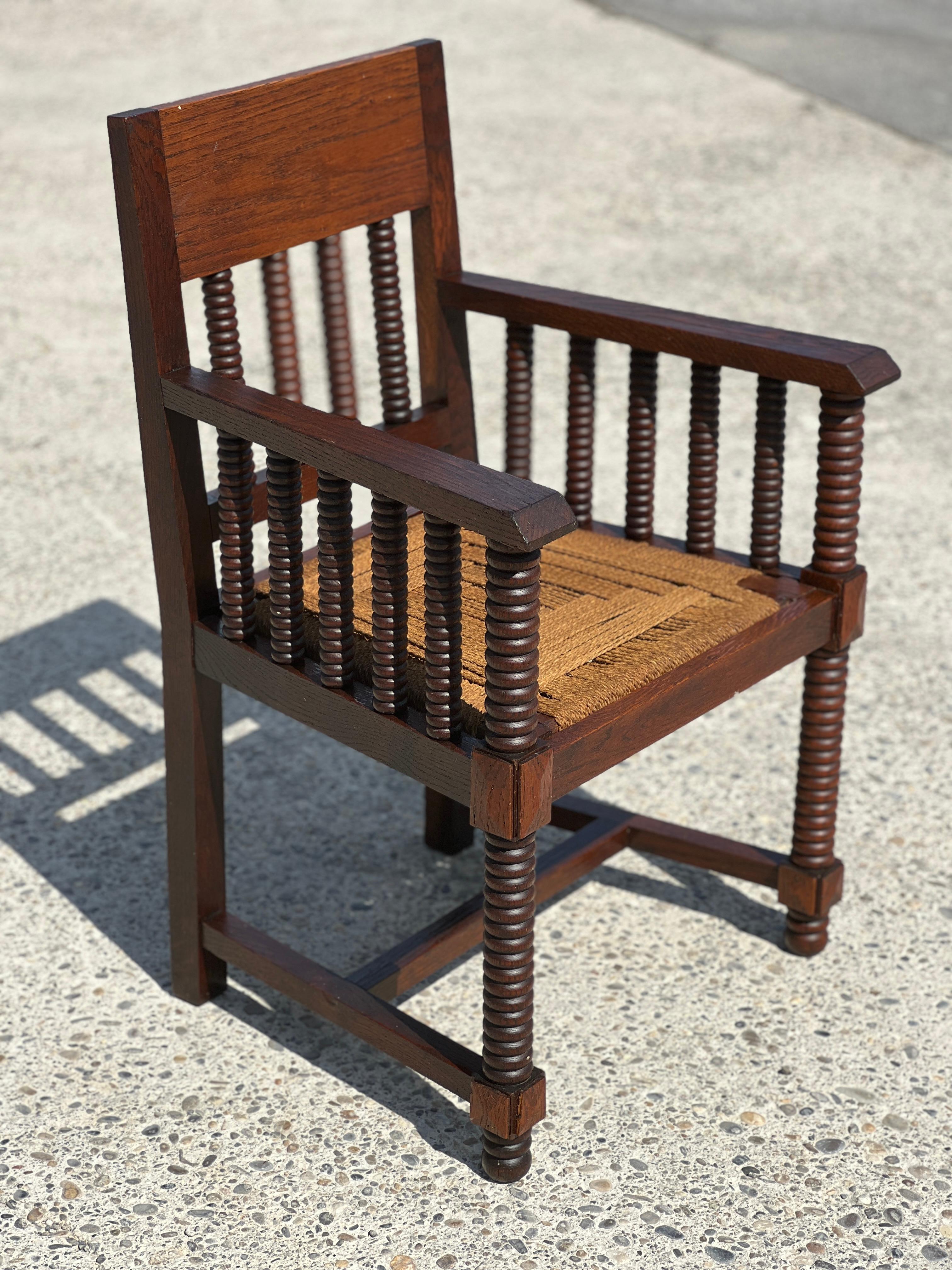 Paire de fauteuils en bois tourné et corde Victor Courtray 1940.
Le cadre est en chêne et en très bon état, de même que les sièges en corde. 
Idéal pour un salon ou une chambre à coucher 