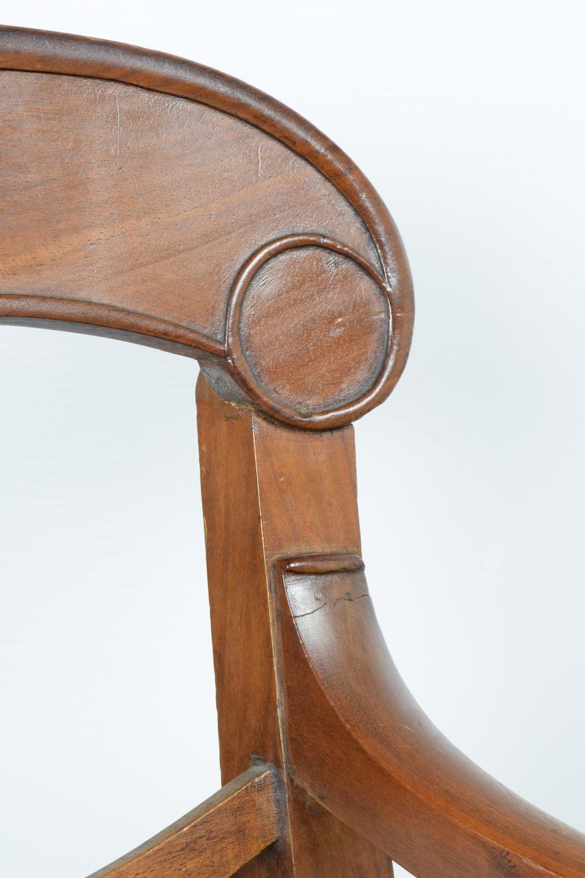Paire de fauteuils en noyer Carlo X Toscane, Italie, circa 1830 en vente 3