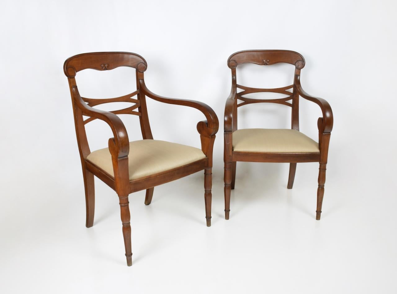 Hübsche toskanische Sessel aus Nussbaum. Bequeme Armlehnen und die typischen gedrehten Pfoten. Rückenlehne mit perforiertem Band. Breite und bequeme Sitzfläche mit beigem 