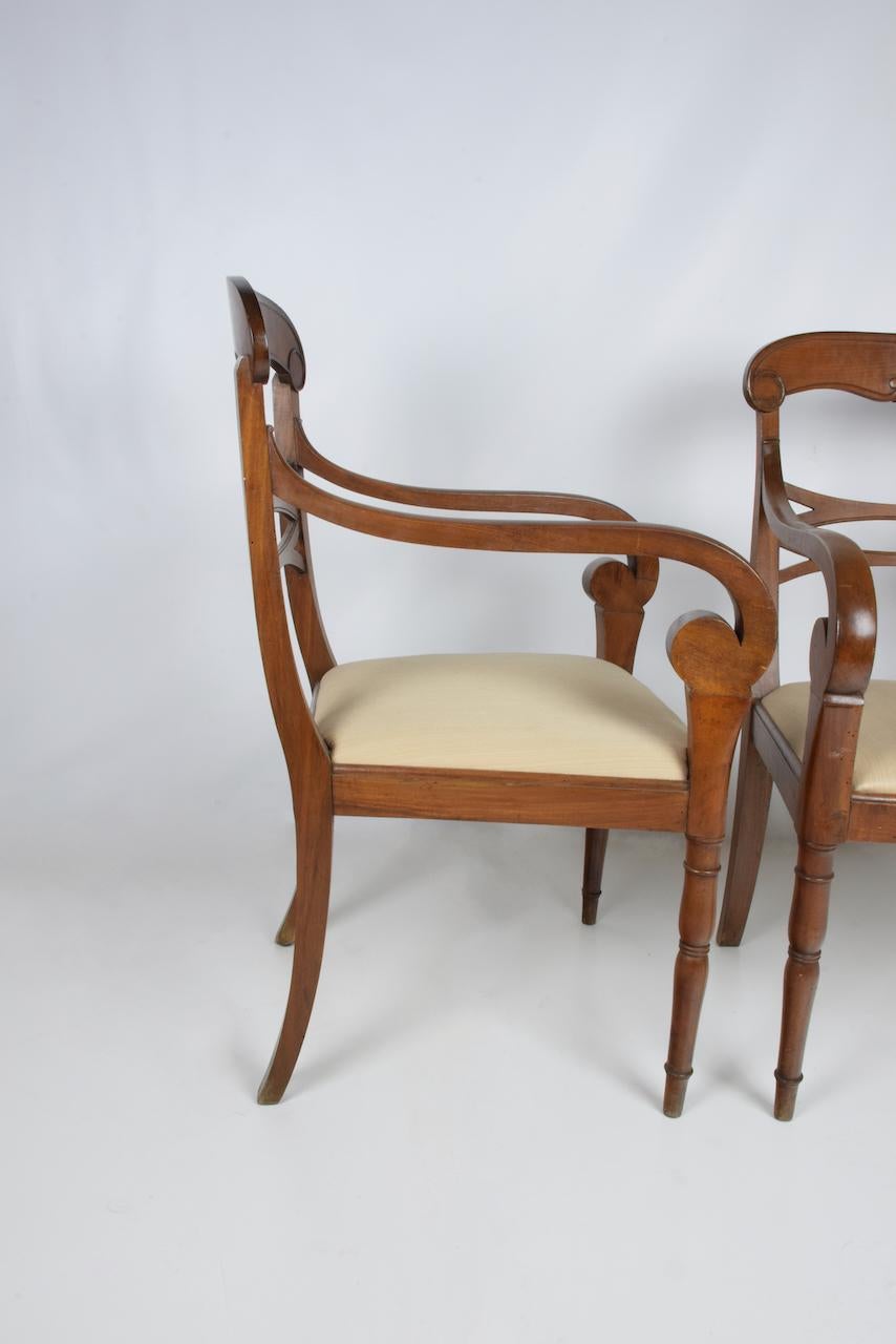 Paar Sessel aus Nussbaum, Carlo X. Toskana, Italien, um 1830 (Italienisch) im Angebot