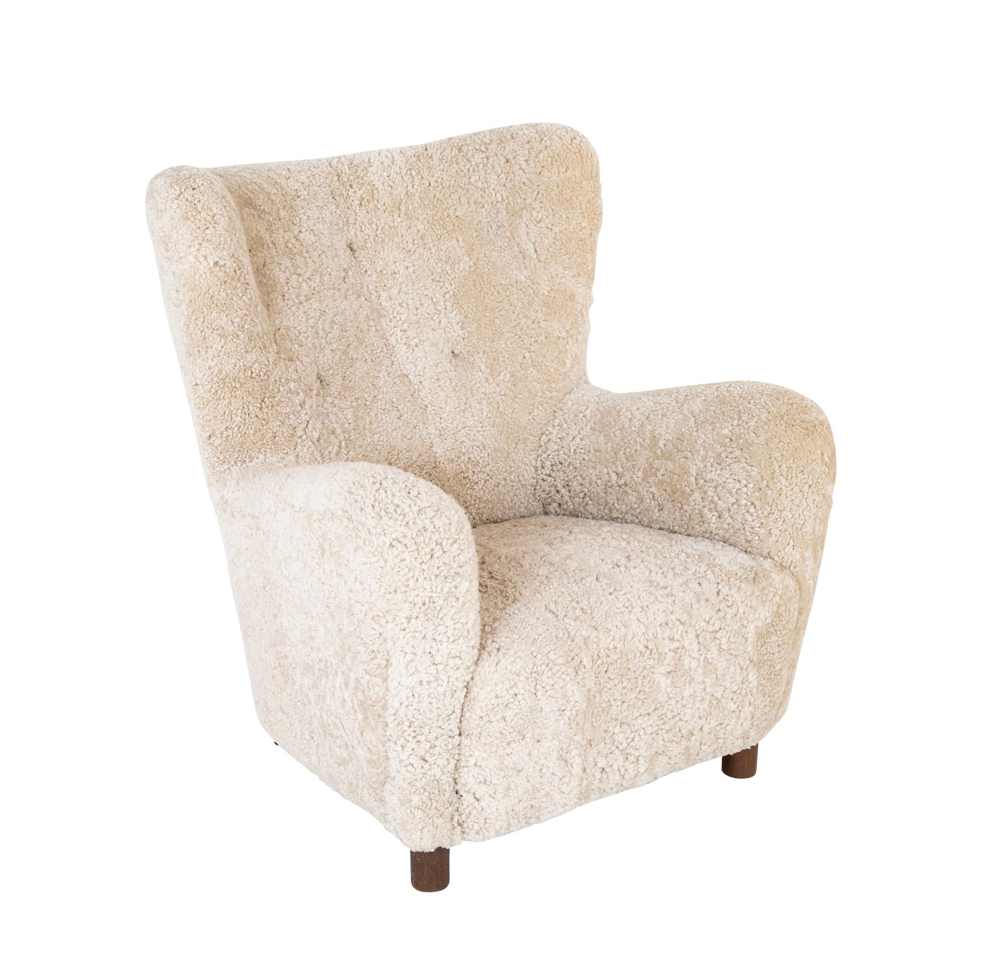 Pair of armchairs in white sheepskin upholstery in the style of Mogens Lassen ( 1901 - 1987 ) with cylindrical front legs.  20th century.