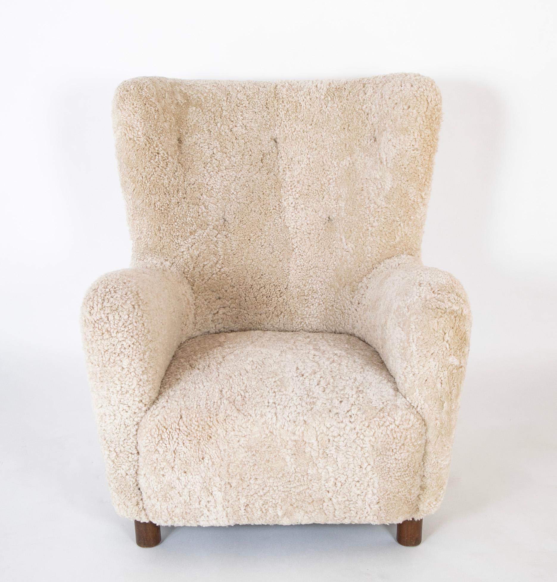 Mid-Century Modern Pair of Armchairs in White Sheepskin Upholstery in the Style of Mogens Lassen For Sale