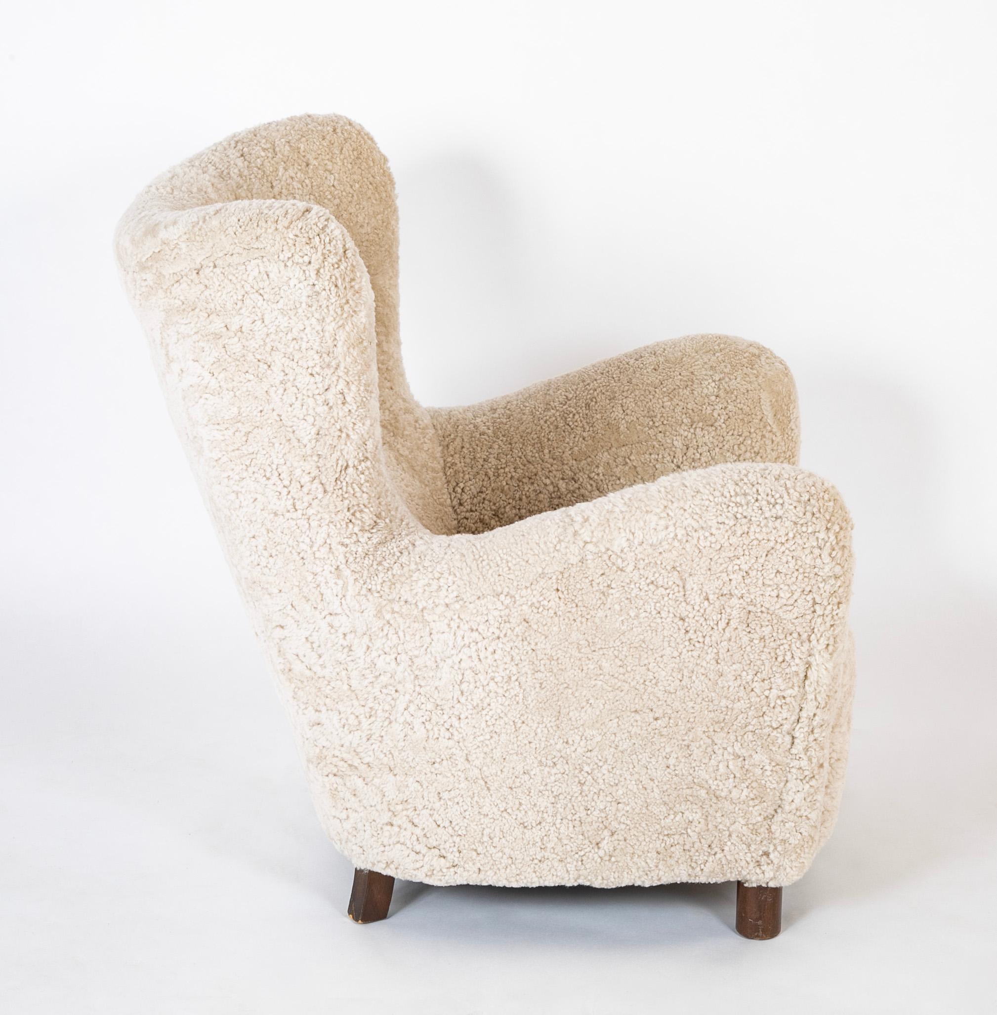 Paar Sessel mit weißer Schafsfellpolsterung im Stil von Mogens Lassen im Zustand „Gut“ im Angebot in Stamford, CT