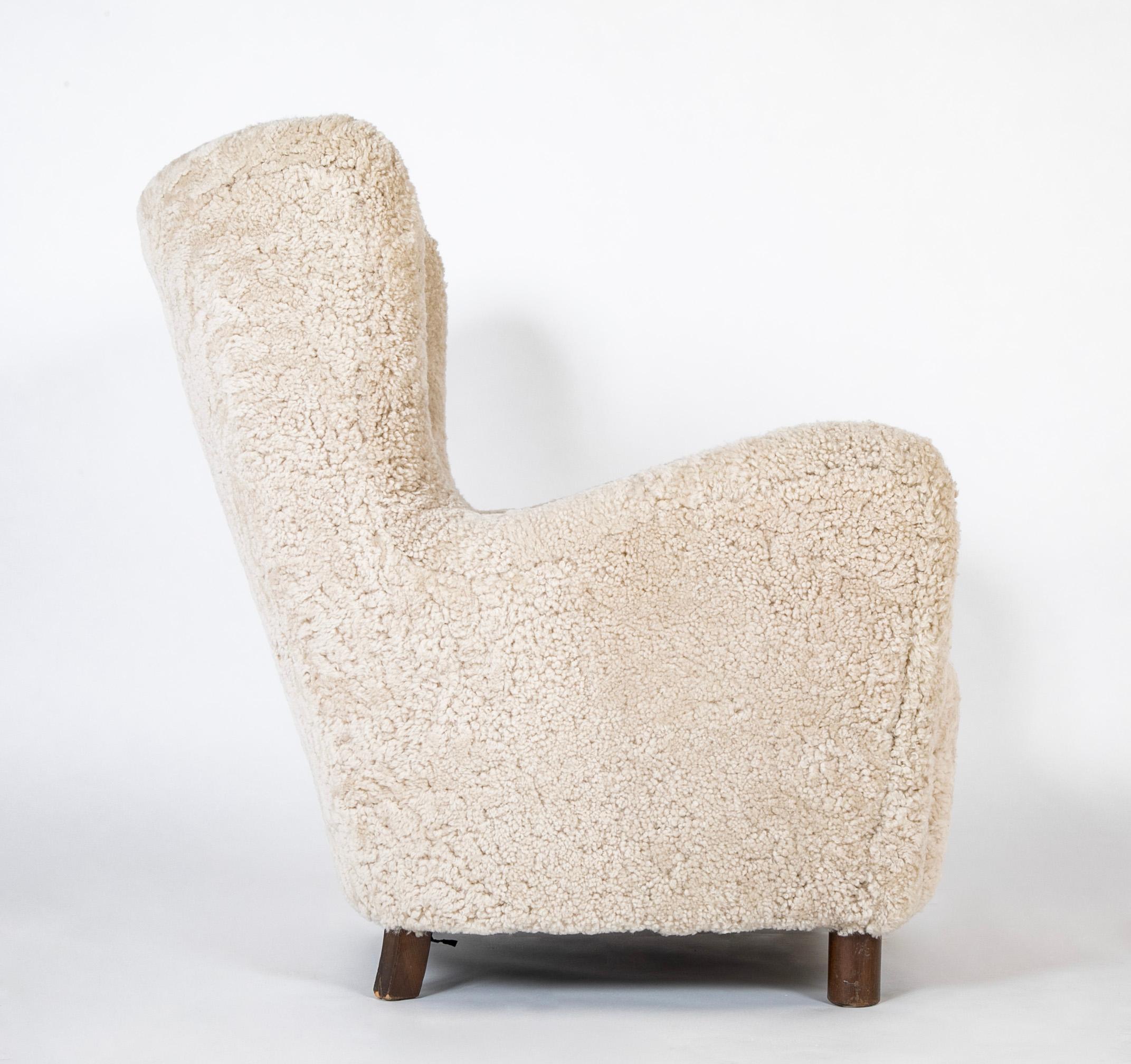 Mid-20th Century Pair of Armchairs in White Sheepskin Upholstery in the Style of Mogens Lassen For Sale