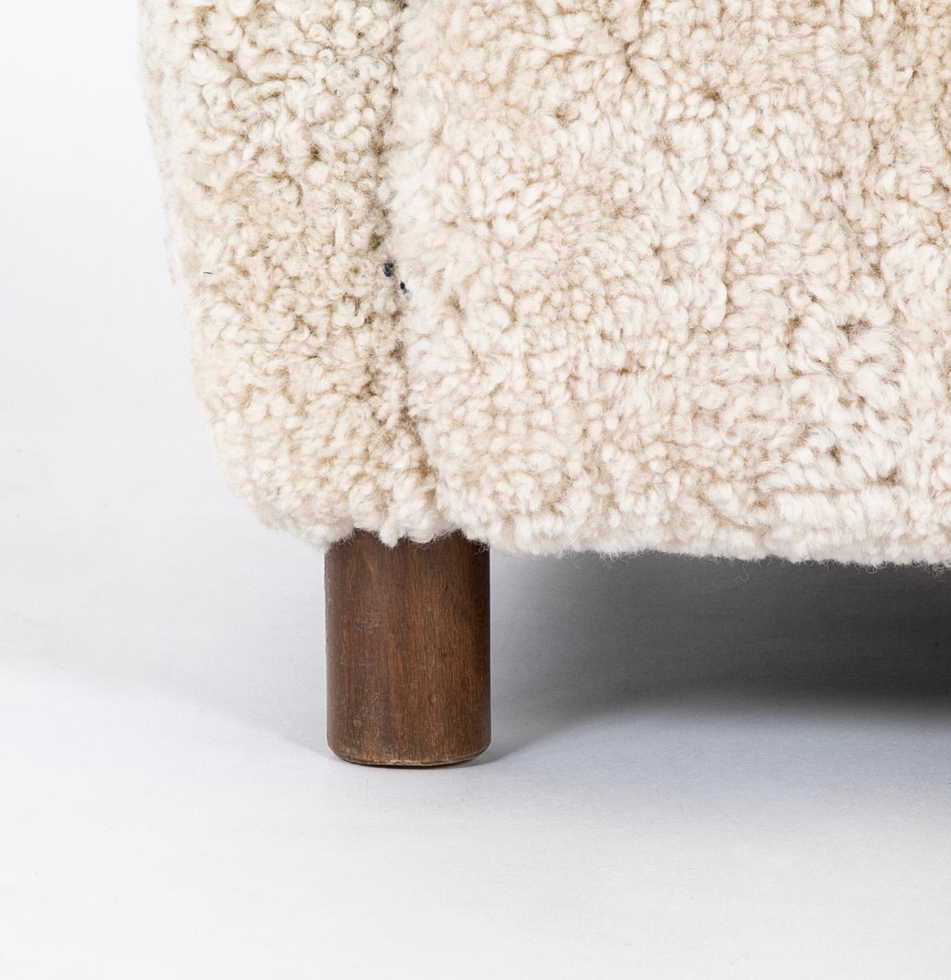Paar Sessel mit weißer Schafsfellpolsterung im Stil von Mogens Lassen im Angebot 1