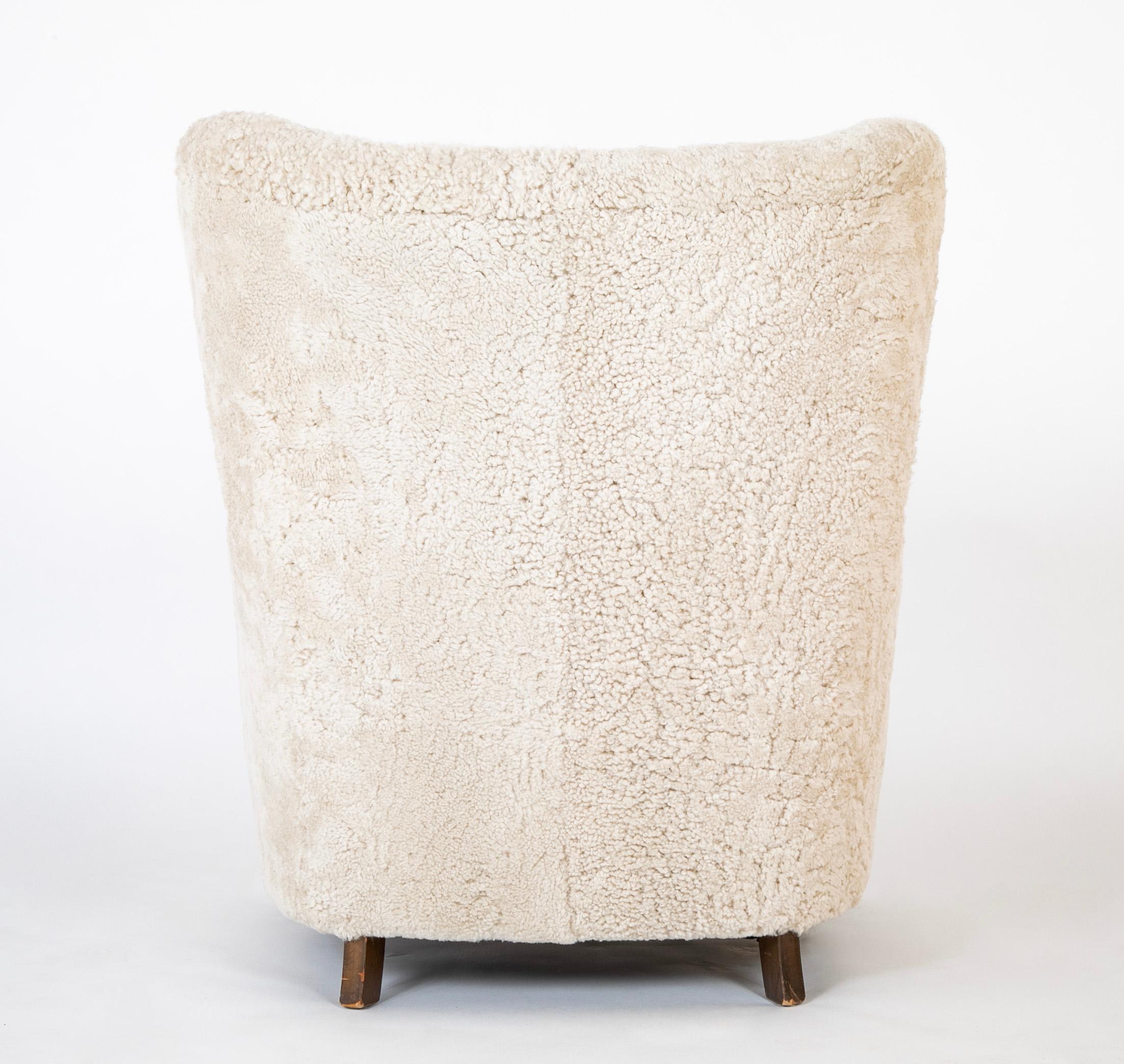 Pair of Armchairs in White Sheepskin Upholstery in the Style of Mogens Lassen For Sale 3
