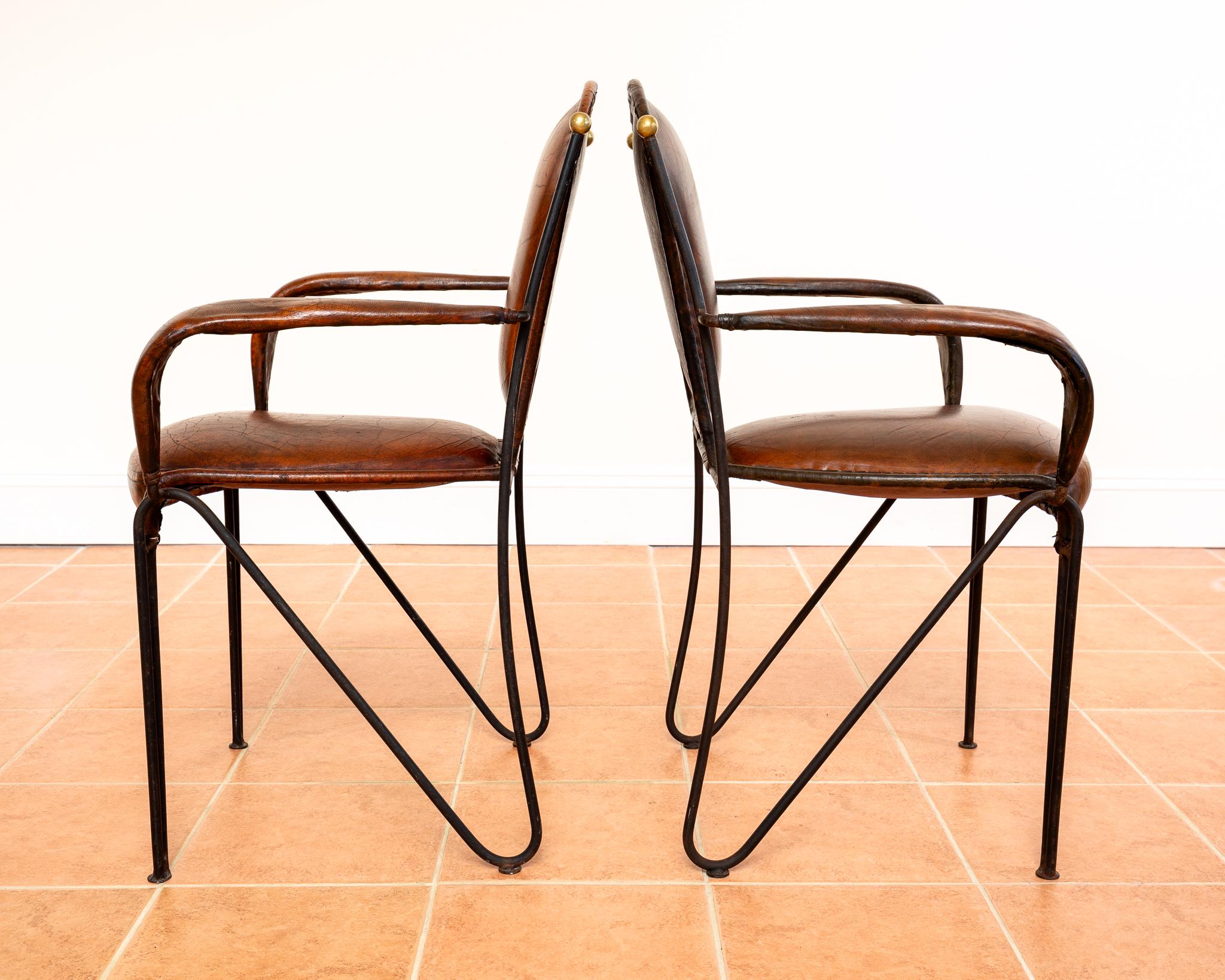 Paar Sessel aus Eisenleder und Messing, Kunsthandwerklicher Jacques Adnet, 1950er Jahre, Französisch MCM im Angebot 4
