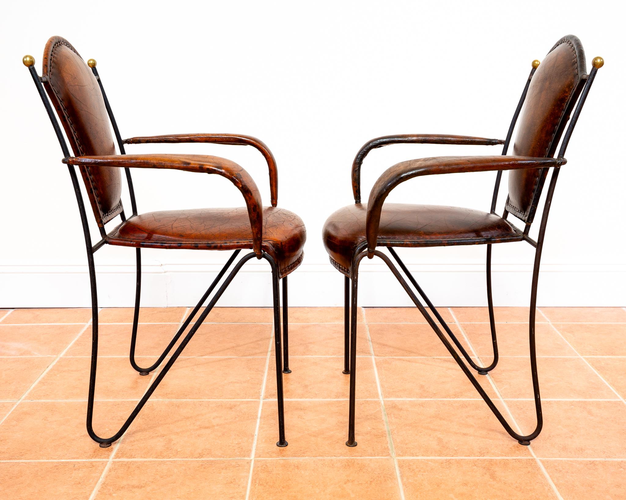Paar Sessel aus Eisenleder und Messing, Kunsthandwerklicher Jacques Adnet, 1950er Jahre, Französisch MCM im Angebot 5
