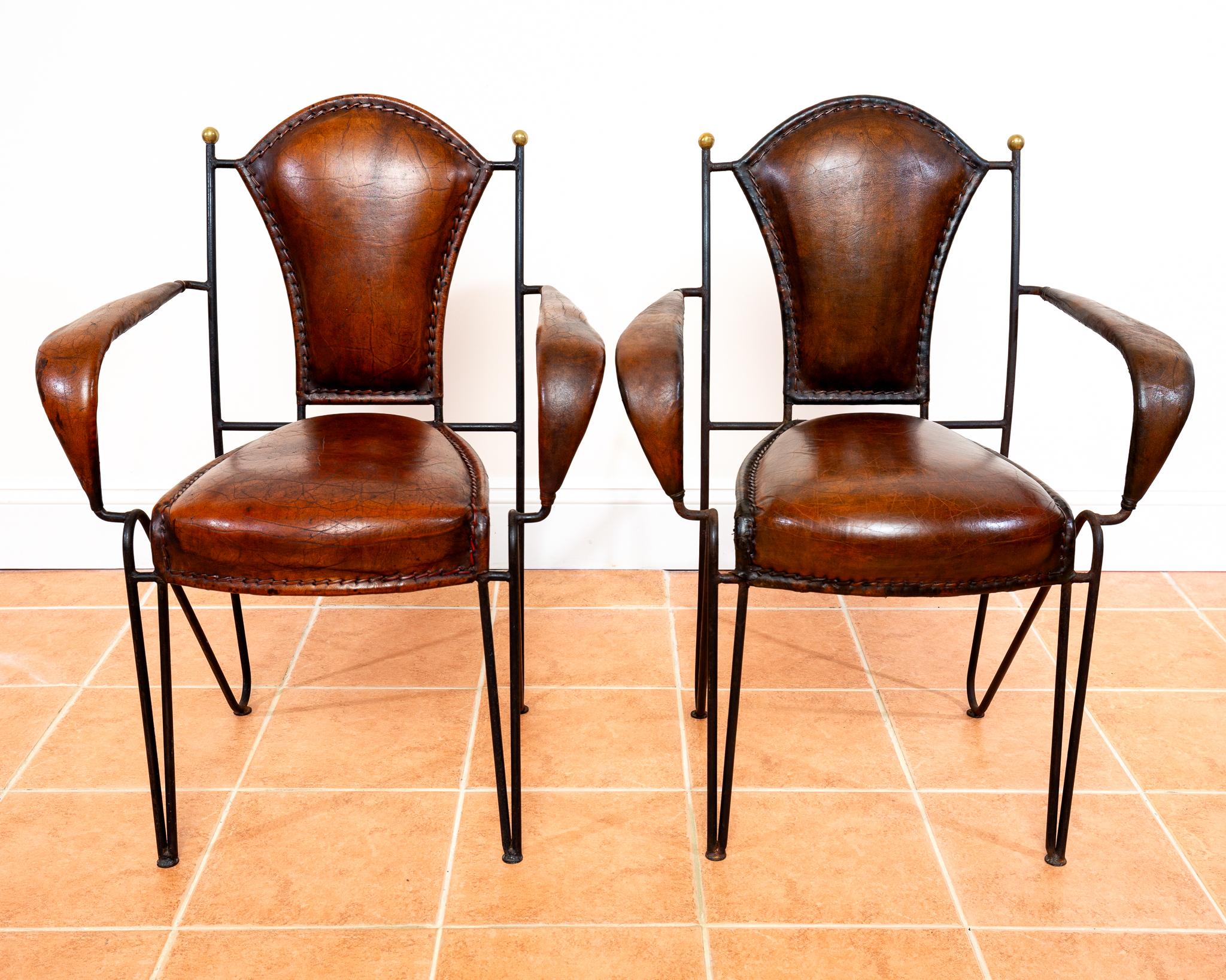 Paar Sessel aus Eisenleder und Messing, Kunsthandwerklicher Jacques Adnet, 1950er Jahre, Französisch MCM im Angebot 6