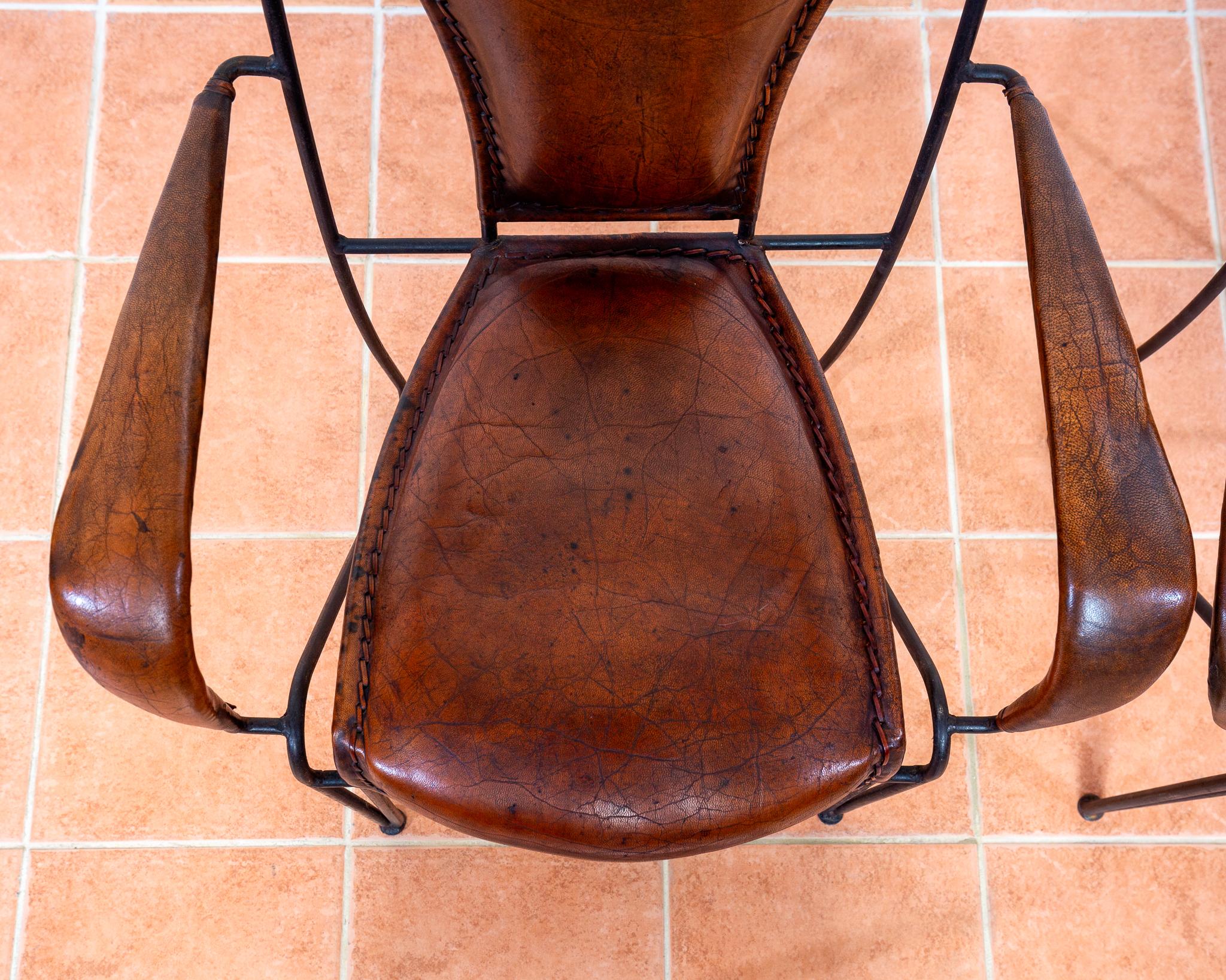 Paar Sessel aus Eisenleder und Messing, Kunsthandwerklicher Jacques Adnet, 1950er Jahre, Französisch MCM im Angebot 10