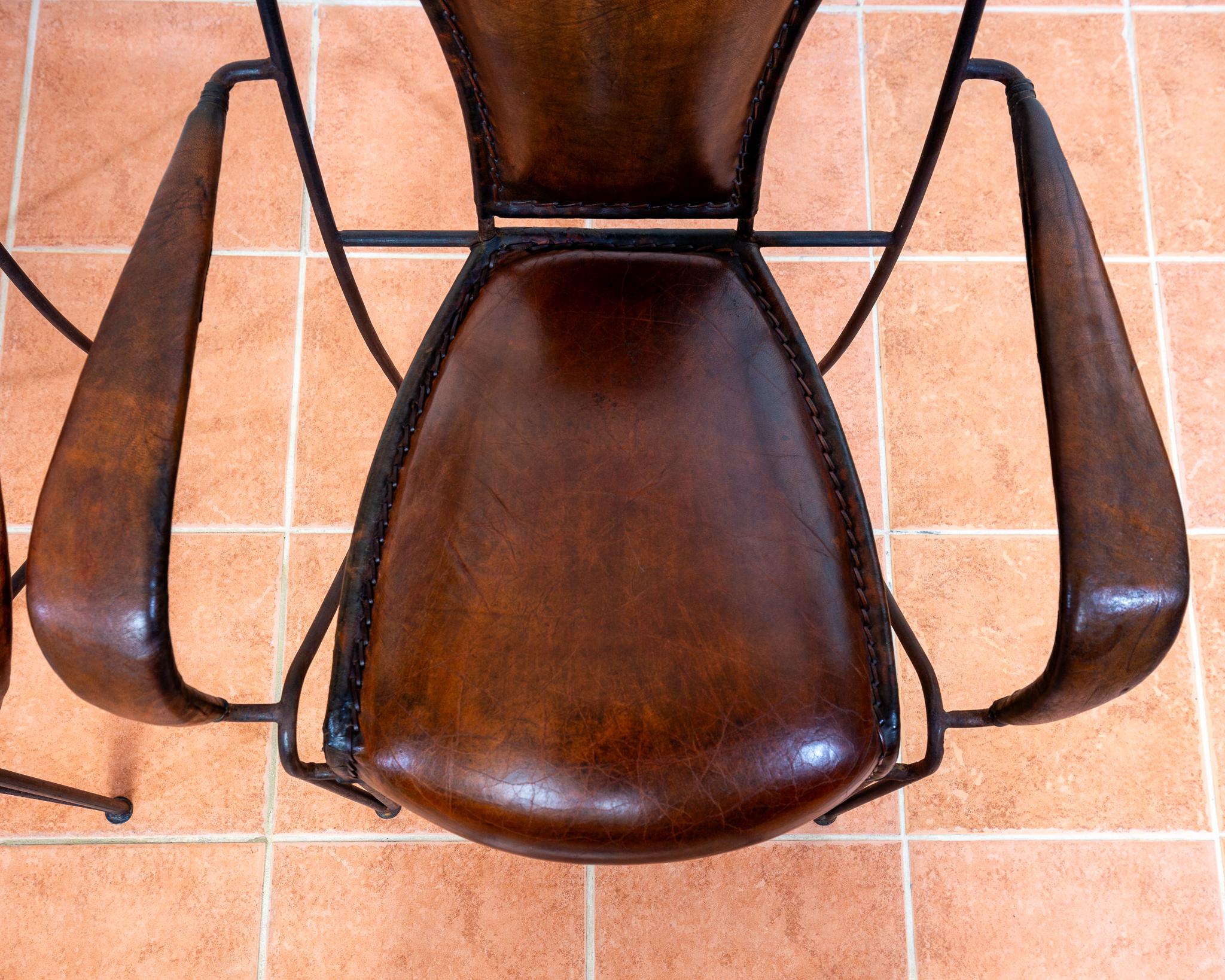 Paar Sessel aus Eisenleder und Messing, Kunsthandwerklicher Jacques Adnet, 1950er Jahre, Französisch MCM im Angebot 11