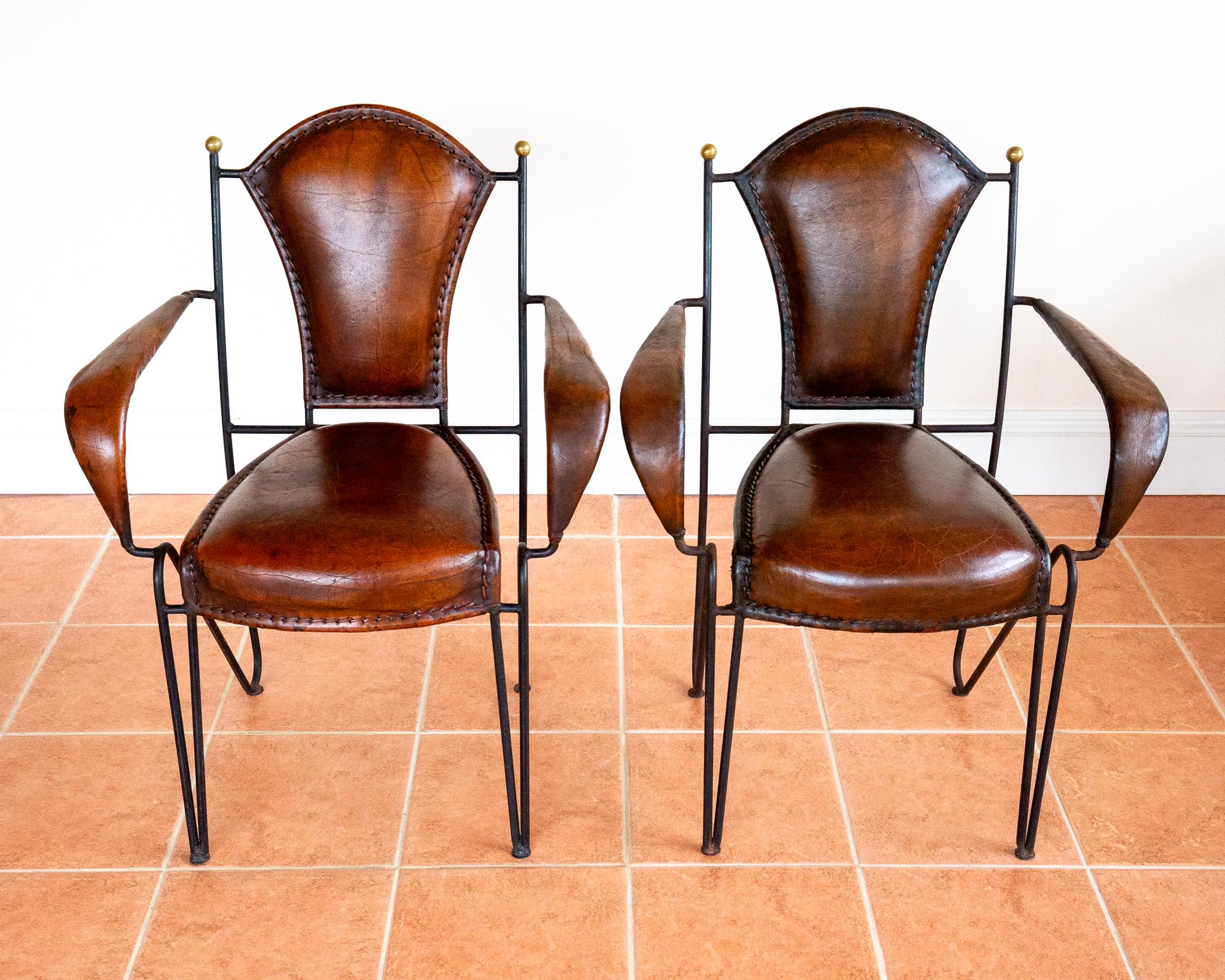 Paar Sessel aus Eisenleder und Messing, Kunsthandwerklicher Jacques Adnet, 1950er Jahre, Französisch MCM im Angebot 12
