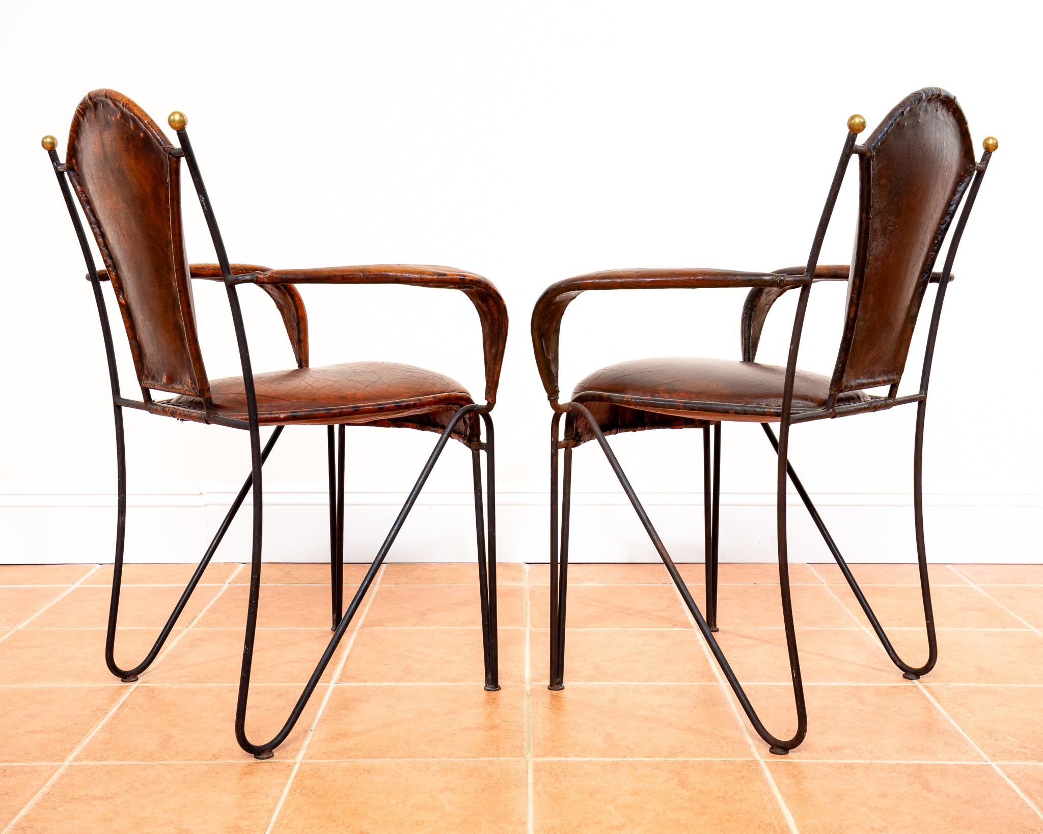 Paar Sessel aus Eisenleder und Messing, Kunsthandwerklicher Jacques Adnet, 1950er Jahre, Französisch MCM (Moderne der Mitte des Jahrhunderts) im Angebot
