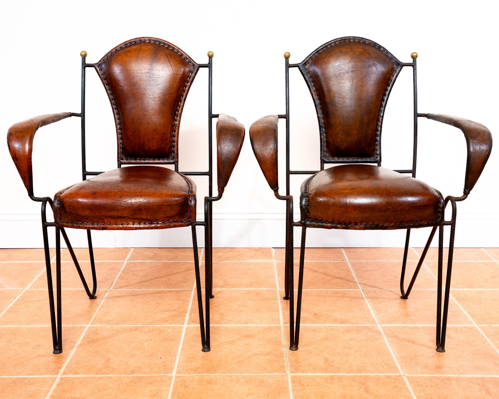 Paar Sessel aus Eisenleder und Messing, Kunsthandwerklicher Jacques Adnet, 1950er Jahre, Französisch MCM (Geschmiedet) im Angebot