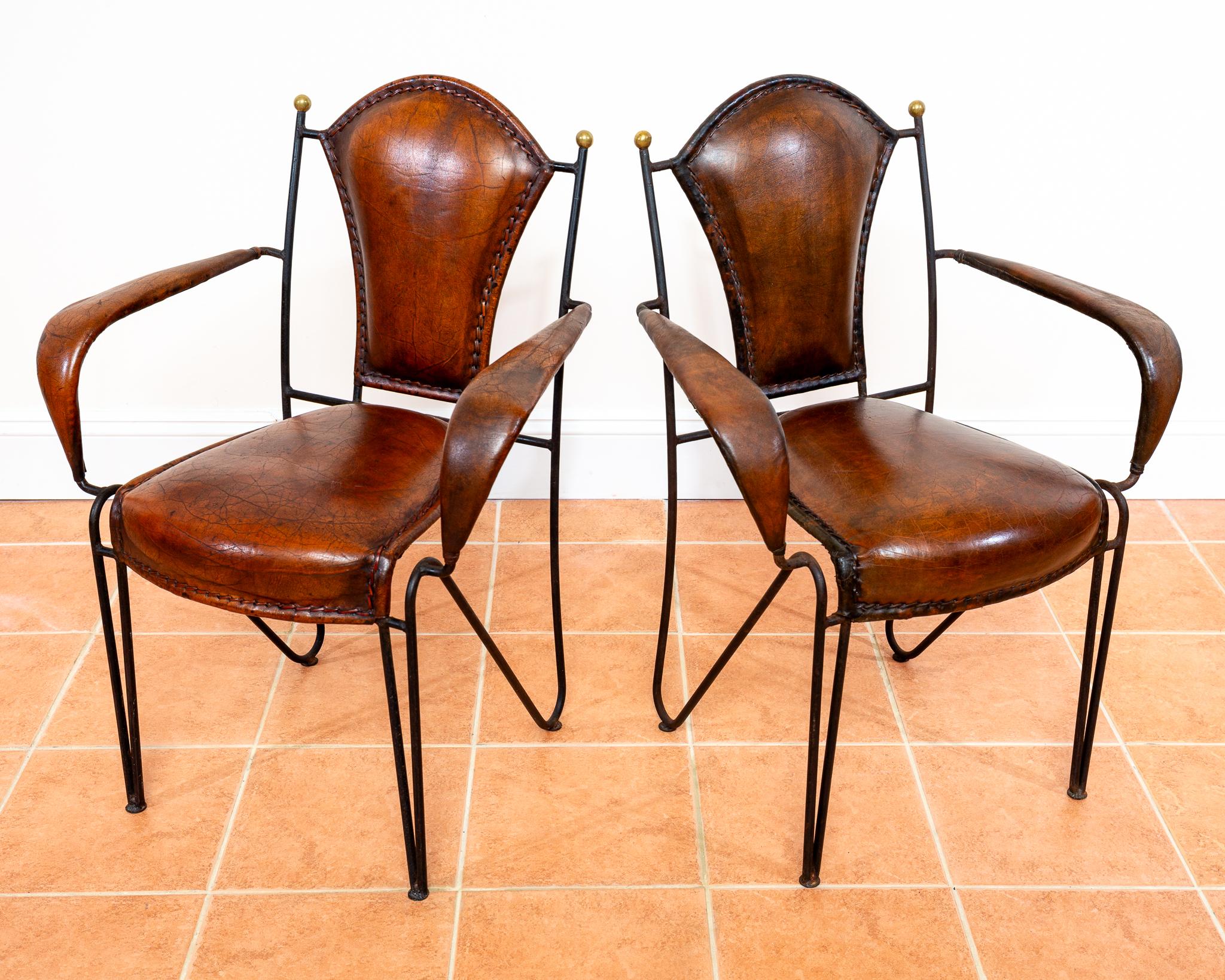 Paar Sessel aus Eisenleder und Messing, Kunsthandwerklicher Jacques Adnet, 1950er Jahre, Französisch MCM im Zustand „Gut“ im Angebot in London, GB