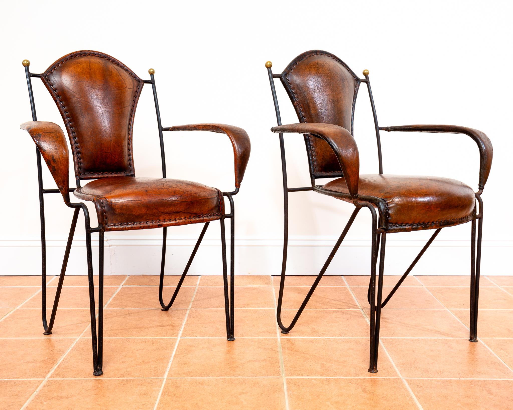 Paar Sessel aus Eisenleder und Messing, Kunsthandwerklicher Jacques Adnet, 1950er Jahre, Französisch MCM im Angebot 2