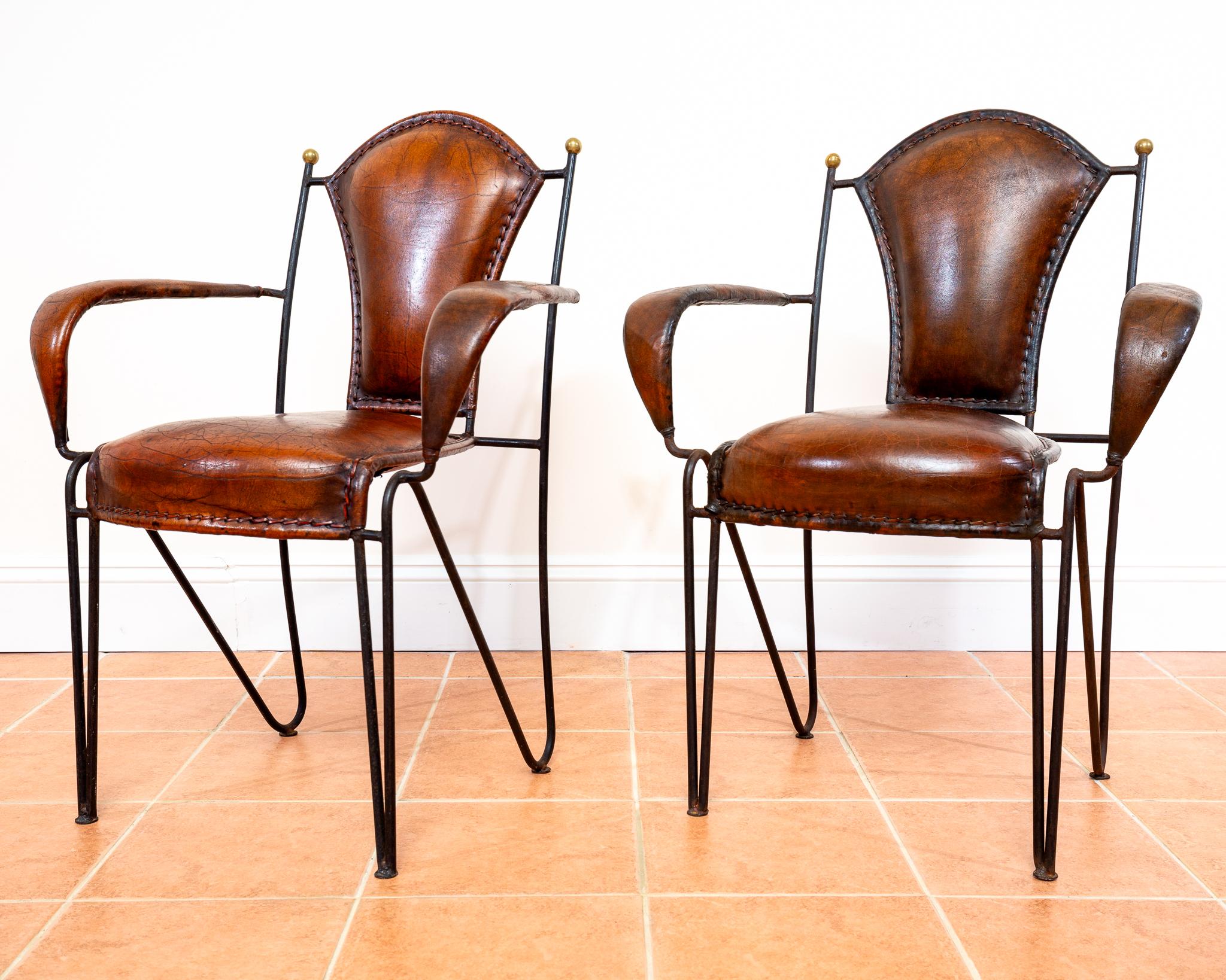Paar Sessel aus Eisenleder und Messing, Kunsthandwerklicher Jacques Adnet, 1950er Jahre, Französisch MCM im Angebot 3