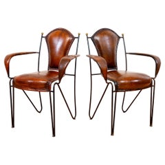 Paar Sessel aus Eisenleder und Messing, Kunsthandwerklicher Jacques Adnet, 1950er Jahre, Französisch MCM