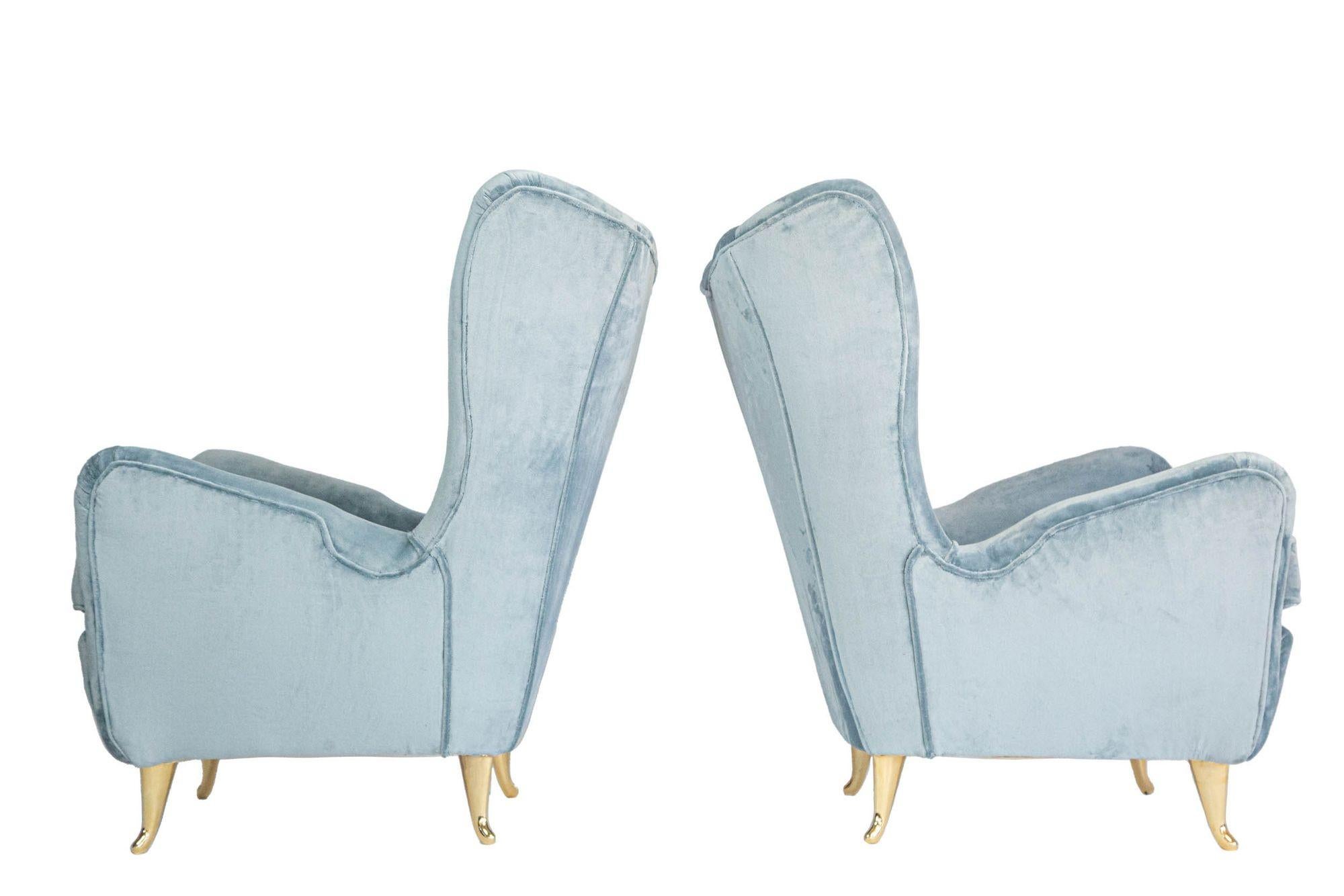 Pair of Armchairs ISA Bergamo in light blue velvet and original feet In Good Condition For Sale In Tavarnelle val di Pesa, Florence