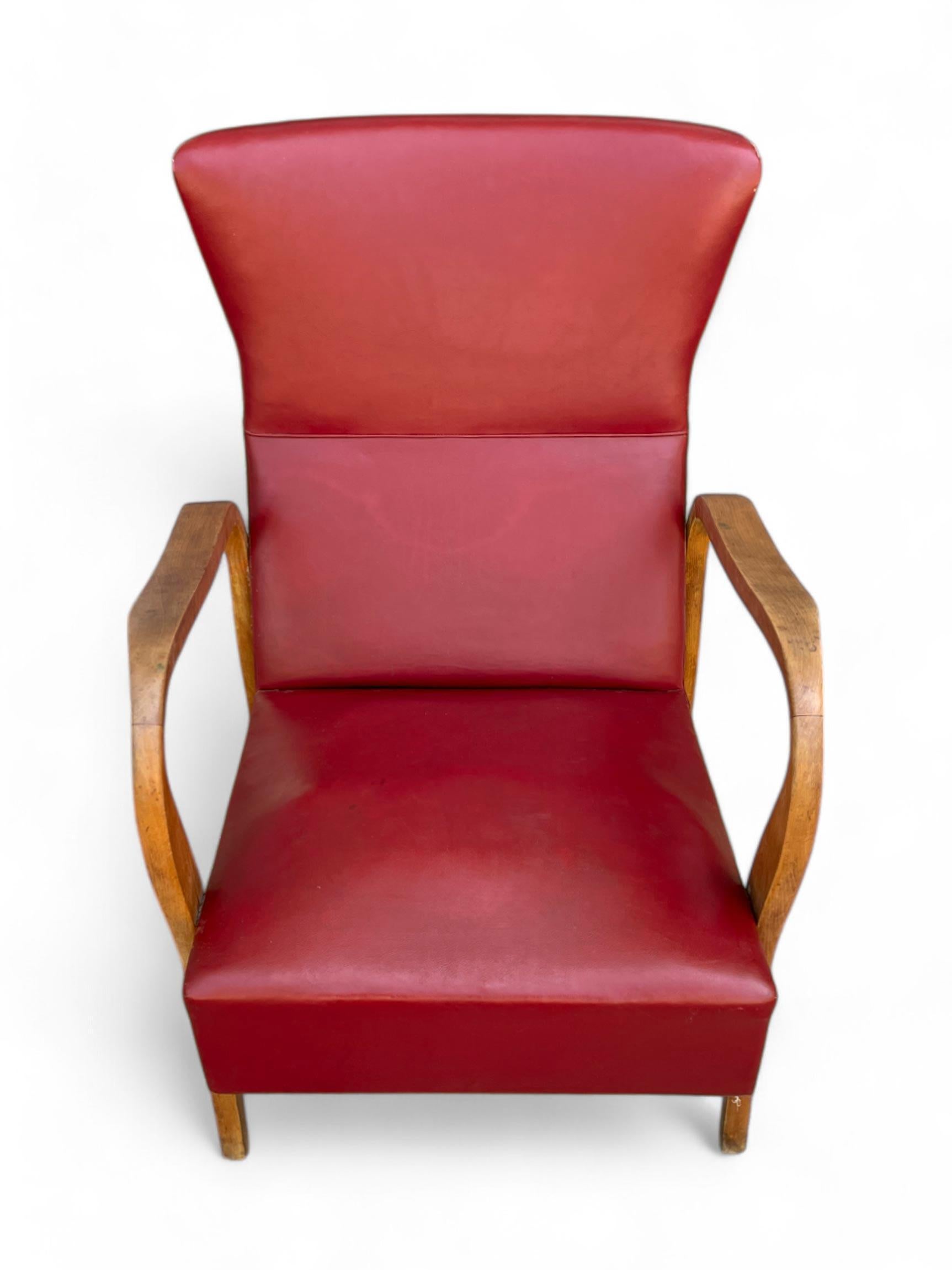 Belle paire de fauteuils en éco-cuir rouge.
L'assise enveloppante et confortable, les lignes sinueuses des supports en bois et la couleur vive font de ces fauteuils la solution idéale pour ajouter une touche de style et de couleur à votre salon.

H.
