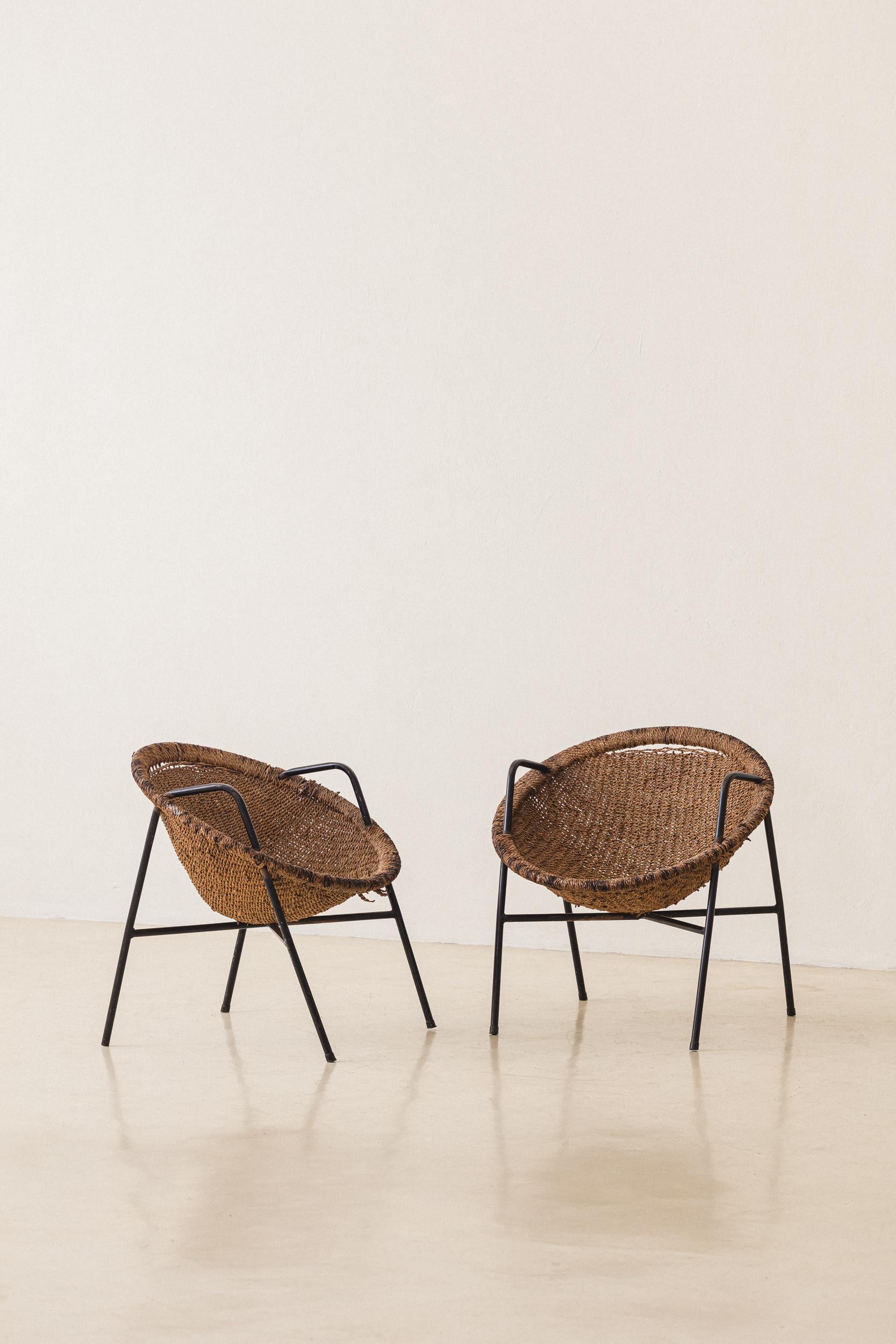 Paire de fauteuils en jute et fer de forme concave confortable
