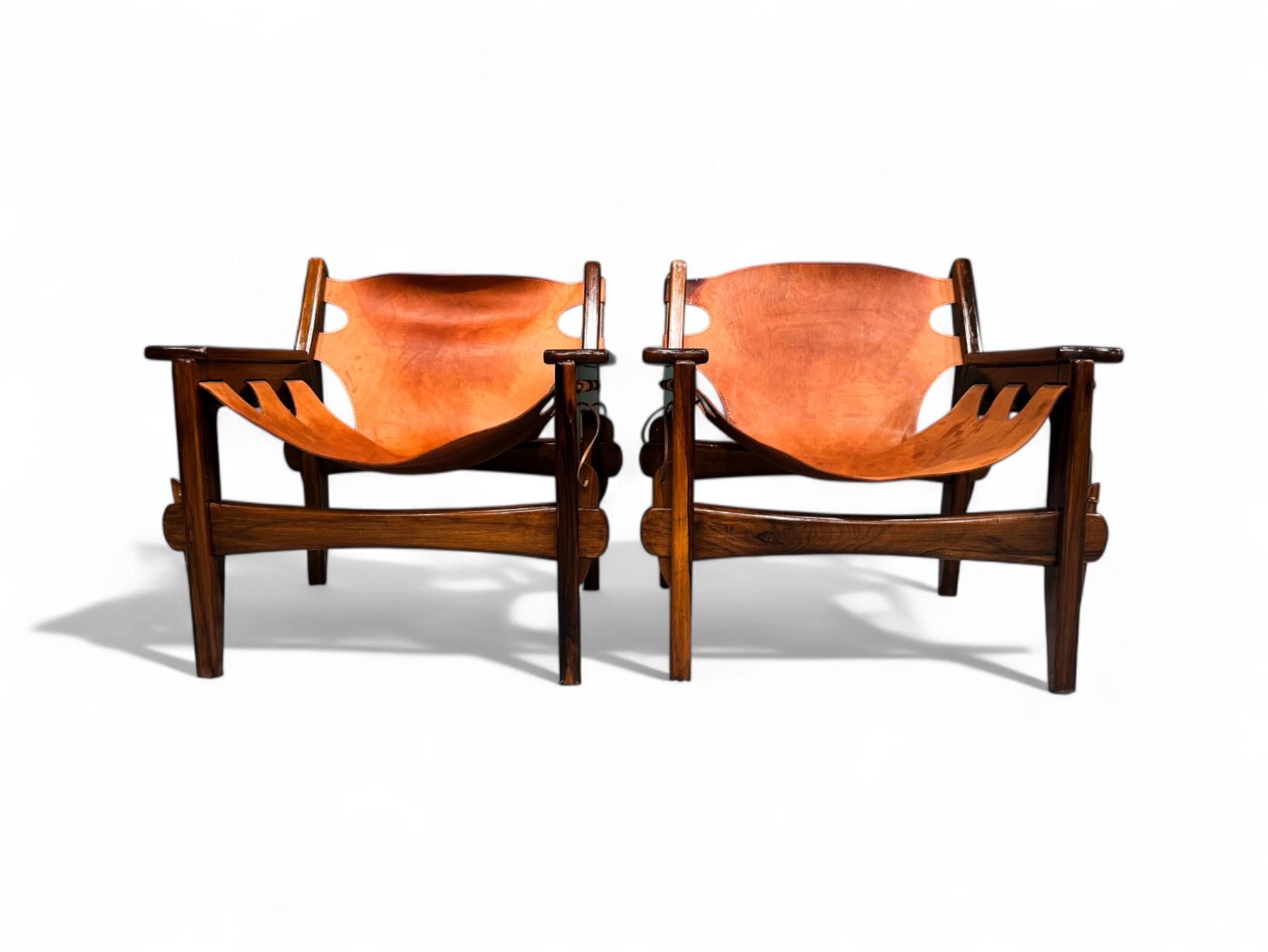 Travail du bois Paire de fauteuils Kilin en bois de feuillus et cuir de Sergio Rodrigues, vers 1960 en vente