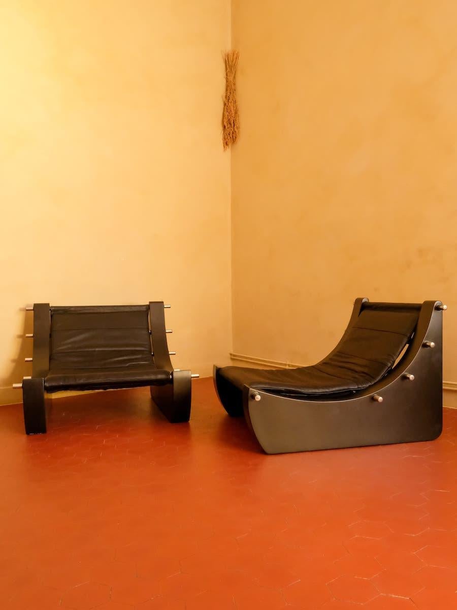 Paire de fauteuils en bois laqué, métal chromé et cuir noir moderne du milieu du siècle dernier en vente 3