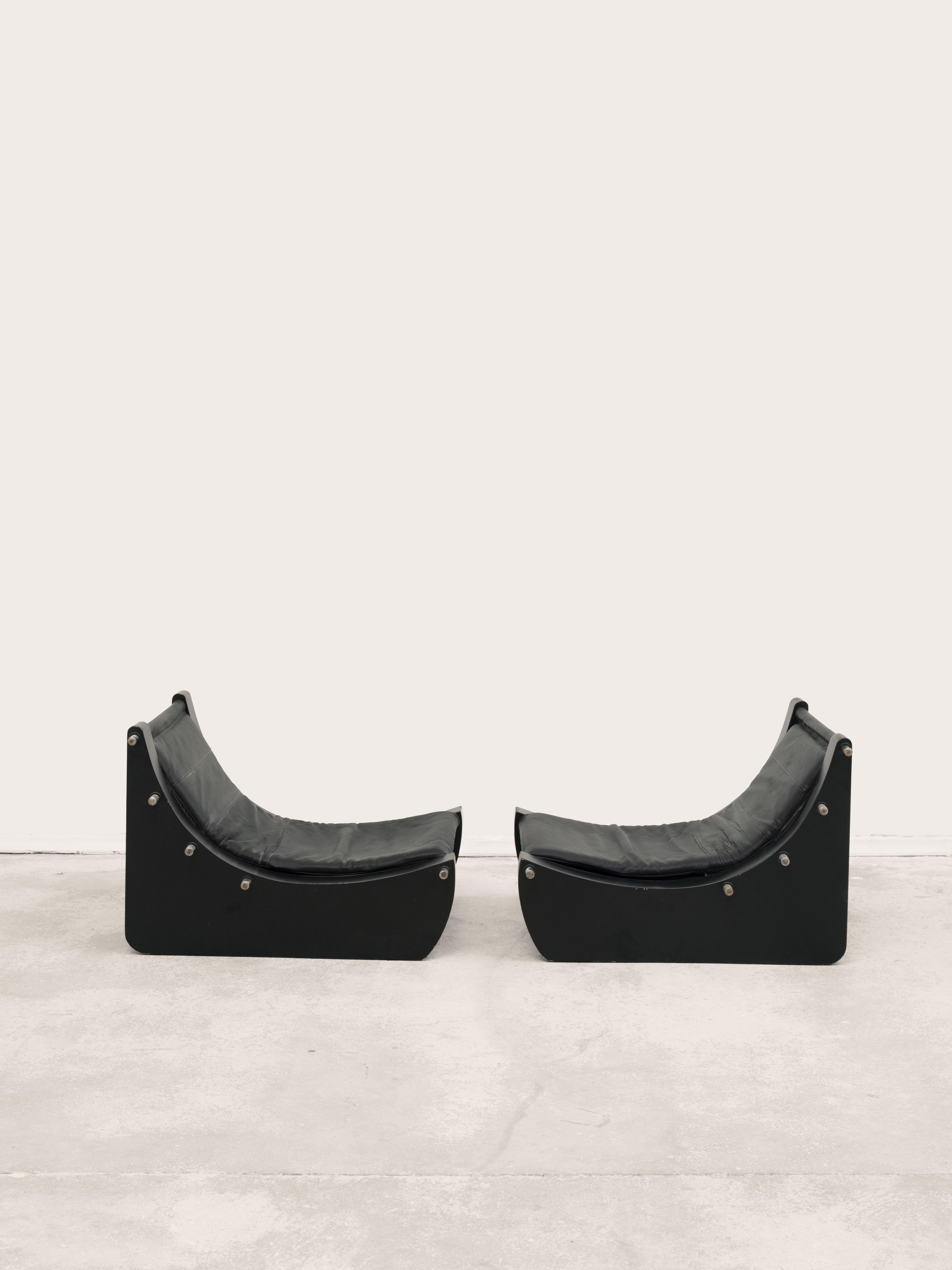Paar Sessel Lackiertes Holz, verchromtes Metall Schwarzes Leder Mid-Century modern im Angebot 7
