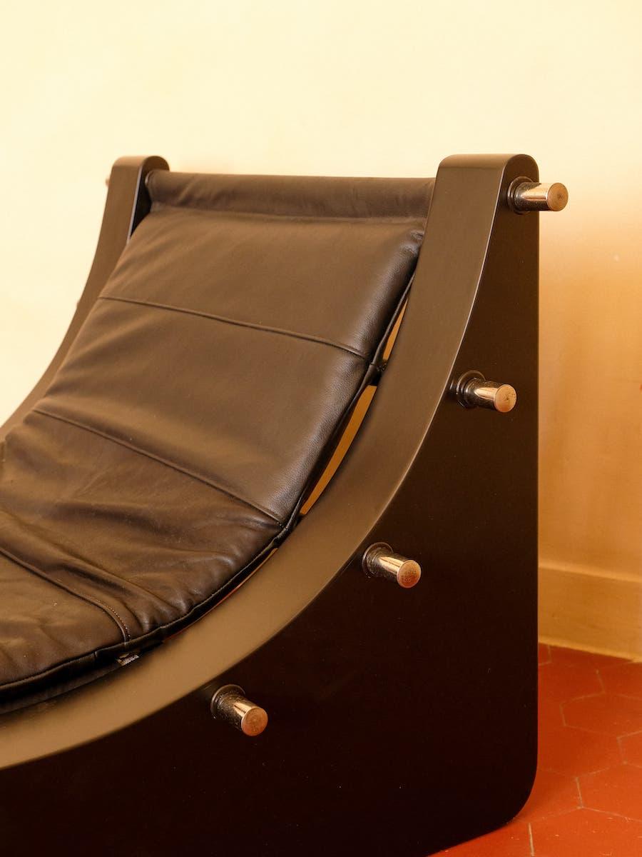 Paire de fauteuils en bois laqué, métal chromé et cuir noir moderne du milieu du siècle dernier en vente 6