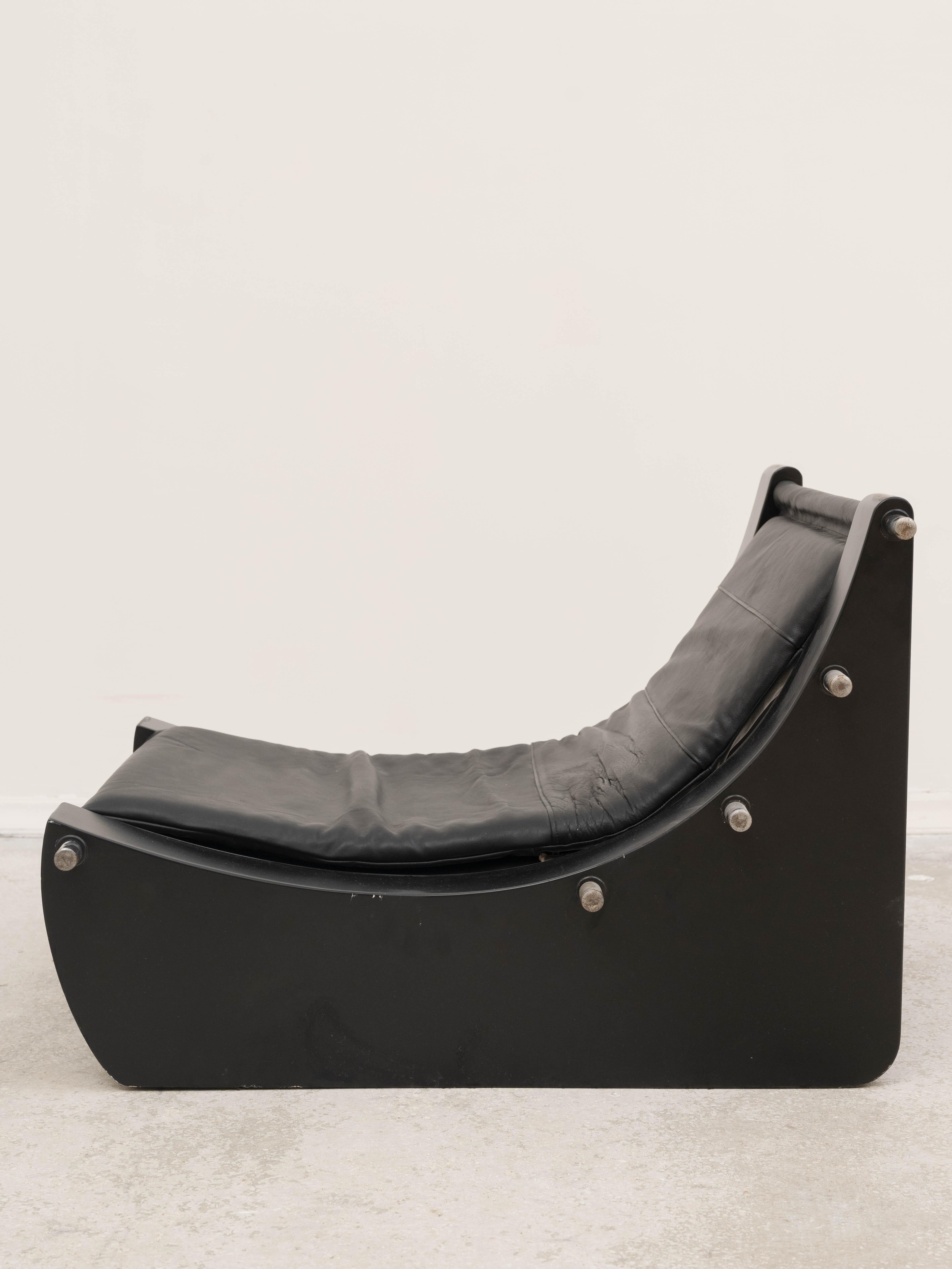 Paar Sessel Lackiertes Holz, verchromtes Metall Schwarzes Leder Mid-Century modern (Französisch) im Angebot