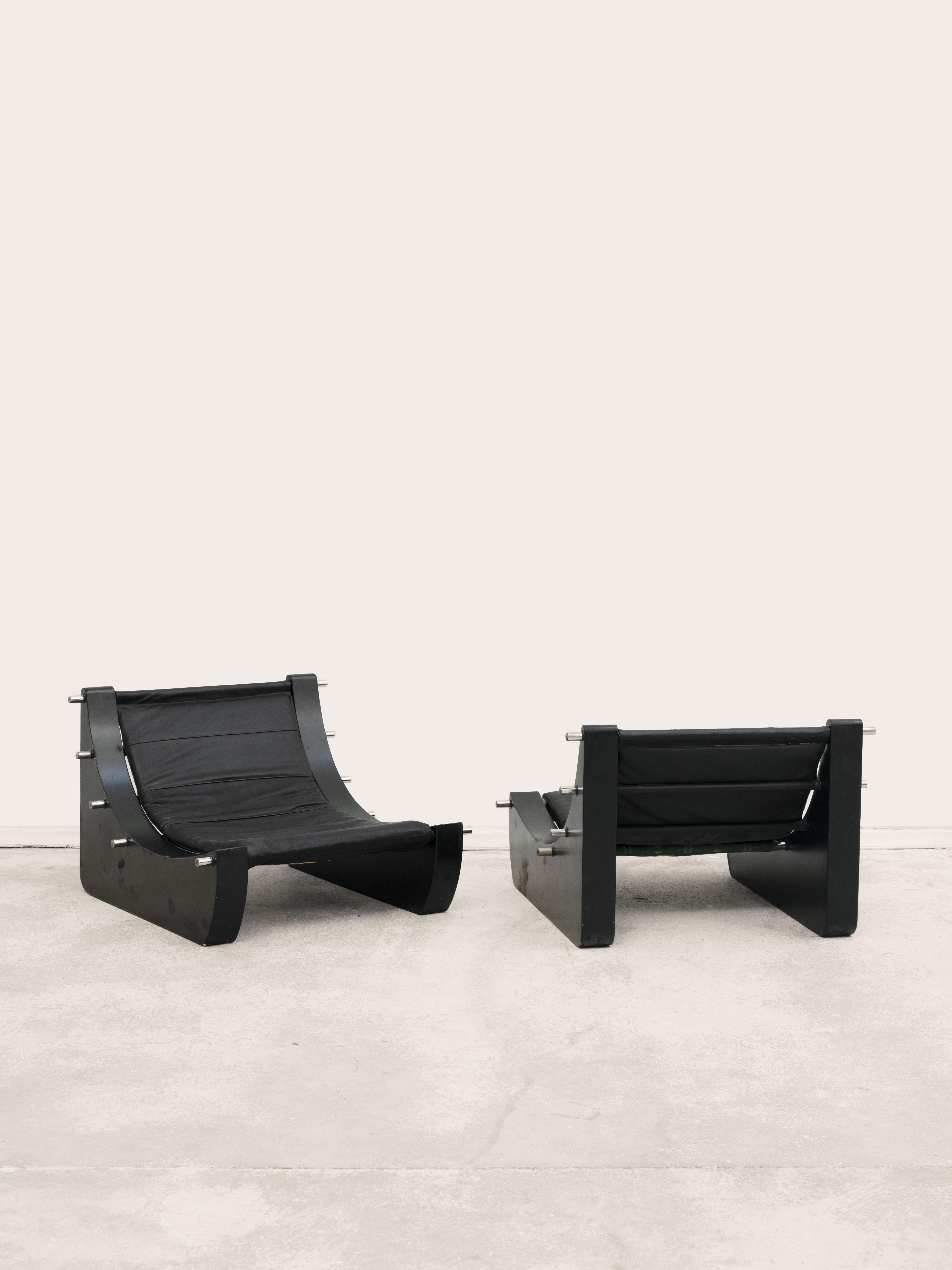 Paar Sessel Lackiertes Holz, verchromtes Metall Schwarzes Leder Mid-Century modern im Angebot 2