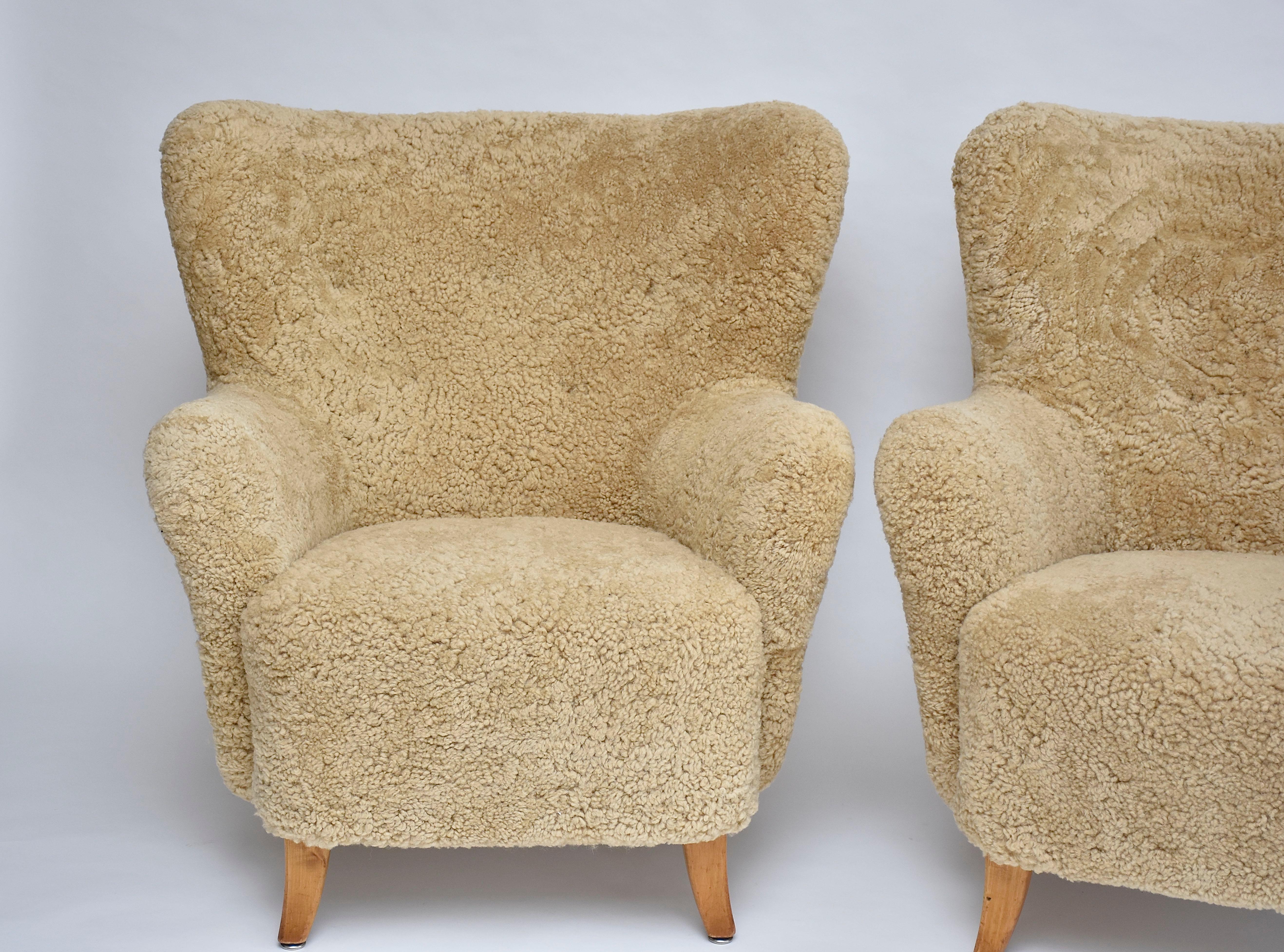 Mid-Century Modern Pair of armchairs 'Laila' in honey sheepskin by Ilmari Lappalainen for Asko 1948 For Sale