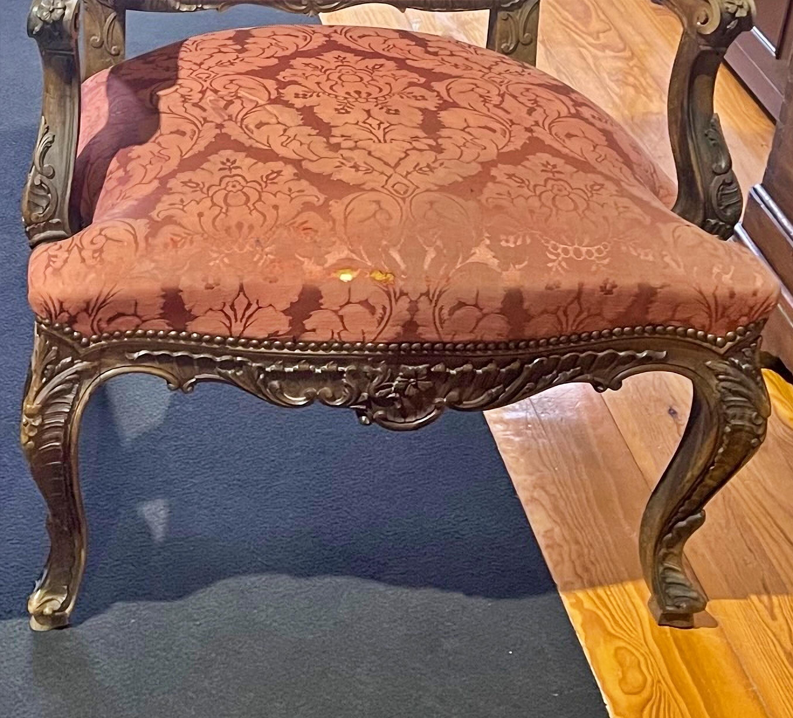 Paire de fauteuils style Louis XV 19ème siècle

Style D. Maria portugais, en bois sculpté et doré.
Rembourré en tissu dans les tons bordeaux.
Signes d'utilisation.
Dim. : 106 x 62 x 62 cm.
conditions initiales