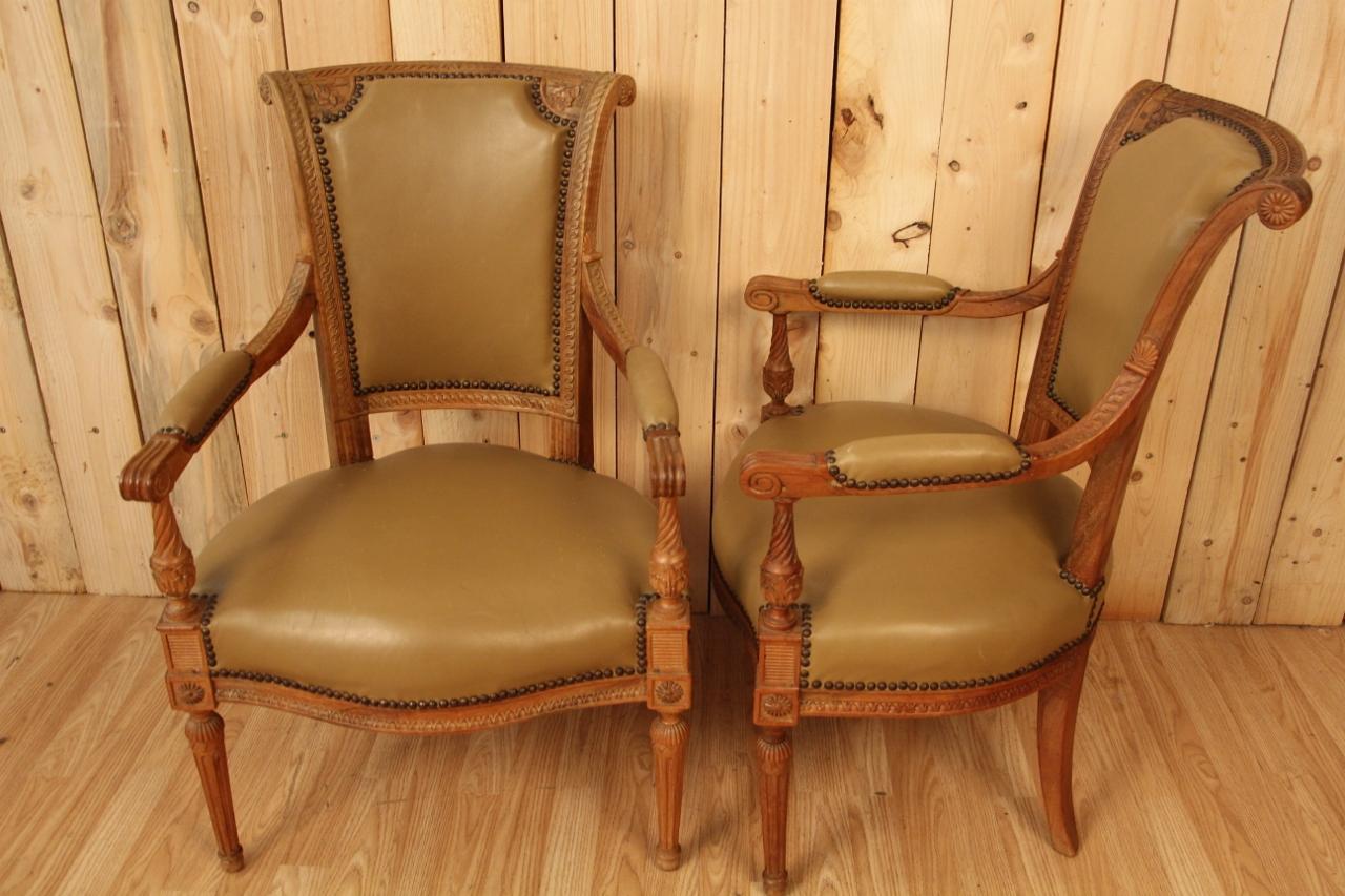 pretty pair of finely carved walnut armchairs (superb workmanship) from the late 18th century covered with brown skai (with wear and scratches) certainly work of a Parisian master cabinetmaker due to the quality