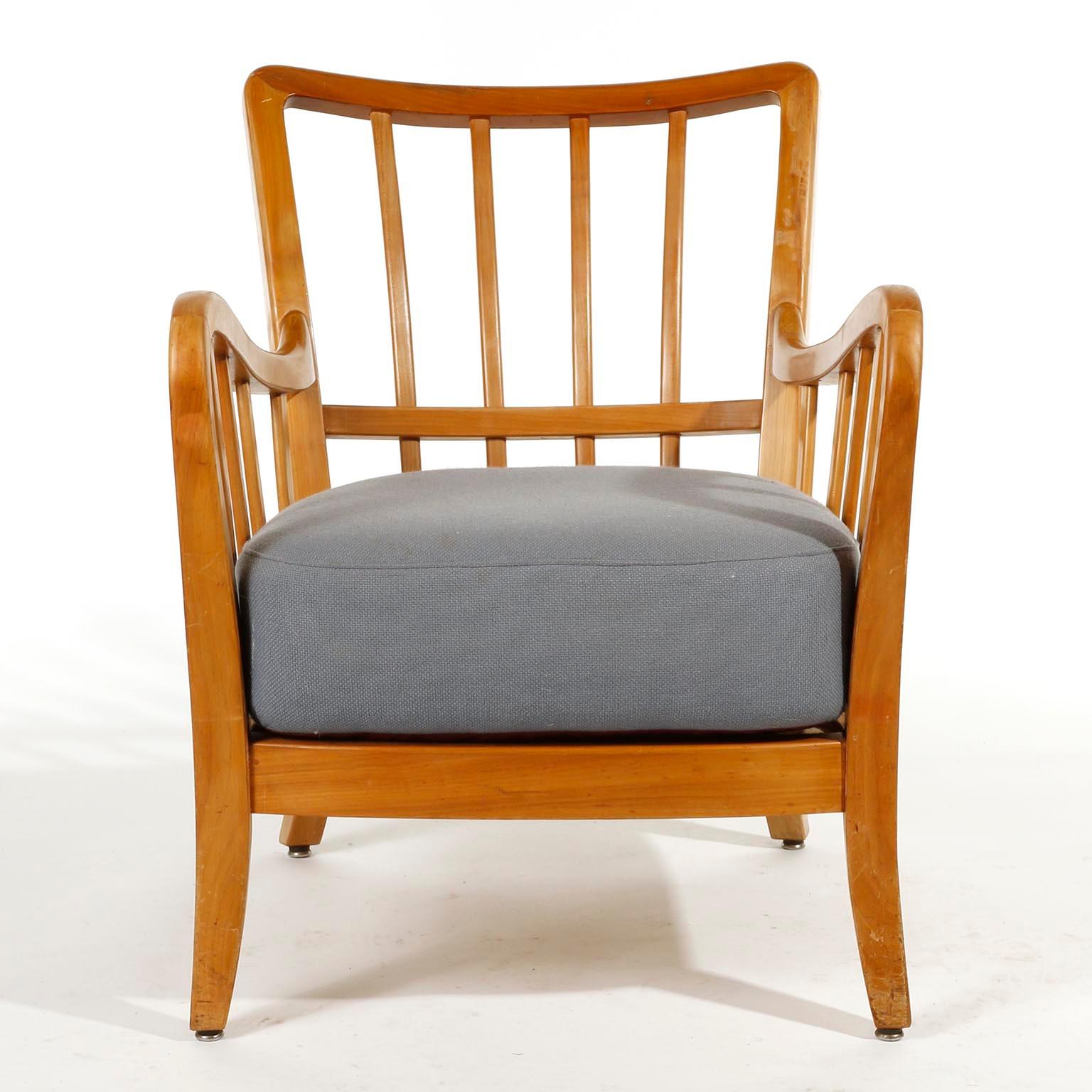 A pair of arm lounge chairs manufactured by Thonet in late 1930s or early 1940s.
The design is attributed to Josef Frank. It is also in the style of Paolo Buffa or Gio Ponti.
These large, comfortable, handmade chairs are made of warm toned beech