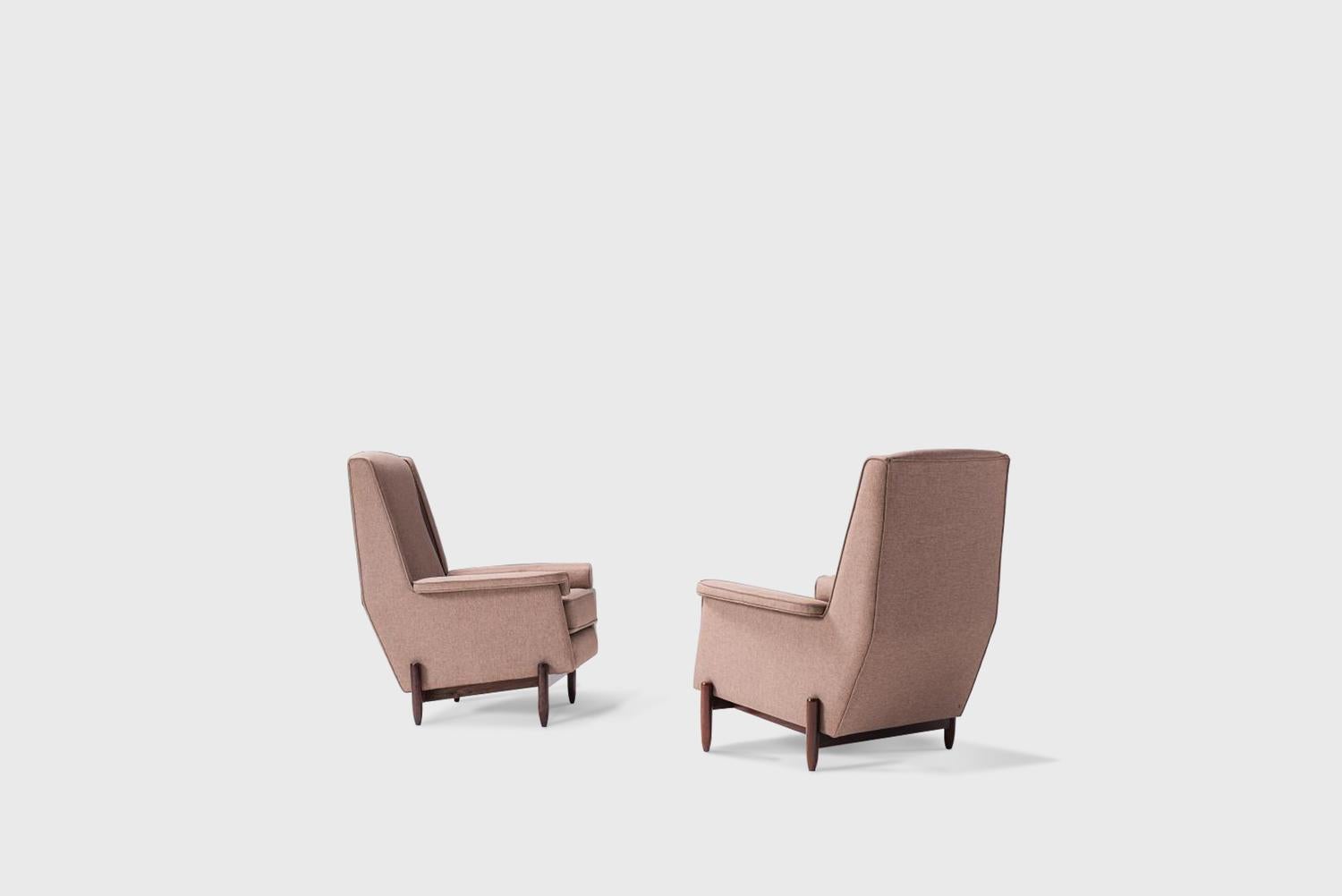 Paire de fauteuils fabriqués par Móveis Cantu Brésil, années 1960 
Structures exécutées en jacaranda massif, corps rembourrés et sièges recouverts de tissu gris.
Dimensions : 74cmx 80cmx99hcm 29,2 in x 31,5 in x 39 h in