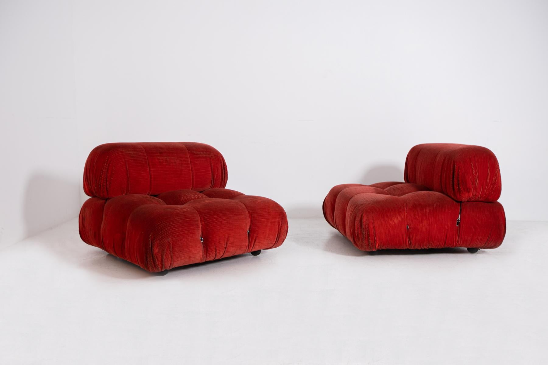 Wonderful pair of modular armchairs Camaleonda model by Mario Bellini for B&B Italia of 1970.
The Camaleonda armchairs are upholstered in red capitonné velvet, and the padding is polyurethane.
The characteristic of the beautiful Camaleonda