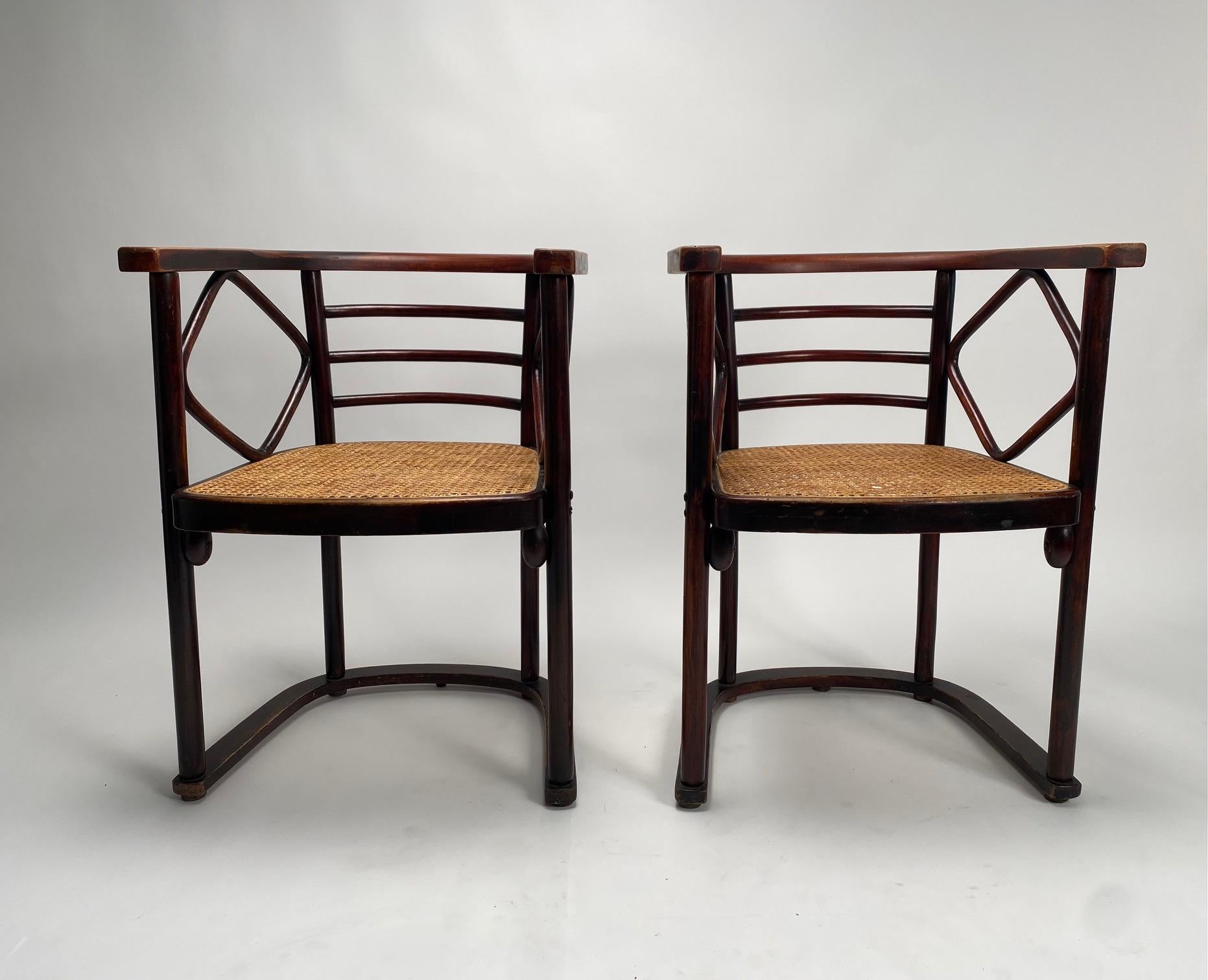 Paire de fauteuils en bois courbé mod. Fledermaus de Josef Hoffmann pour Thonet, années 1910

Il s'agit de l'une des créations les plus célèbres de l'architecte autrichien Josef Hoffmann, l'un des pères fondateurs de la Sécession viennoise.