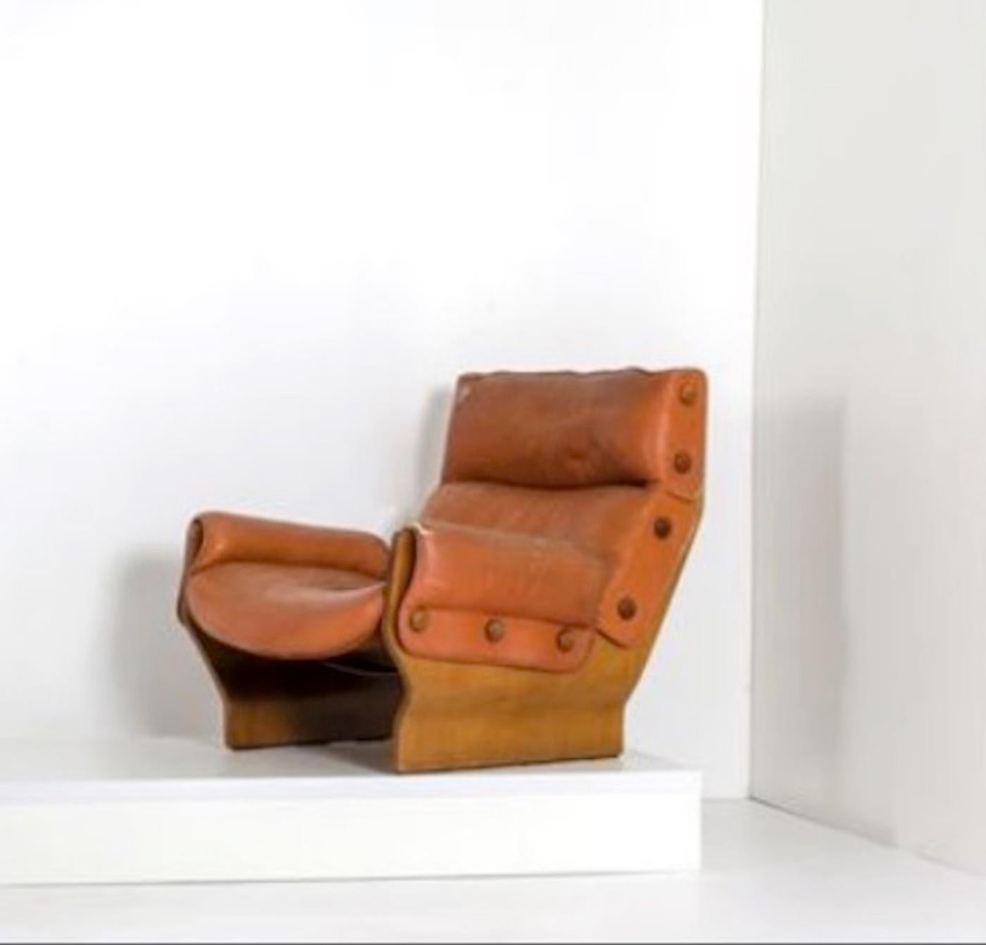 Curved rosewood plywood, leather padding. Produced by Tecno, 1965-1966
Bibliography:
Giampiero Bosoni: Tecno, L'eleganza discreta della tecnica, Skira 2011, pp.120-121.

This object is shipped from Italy. Under existing legislation, any object