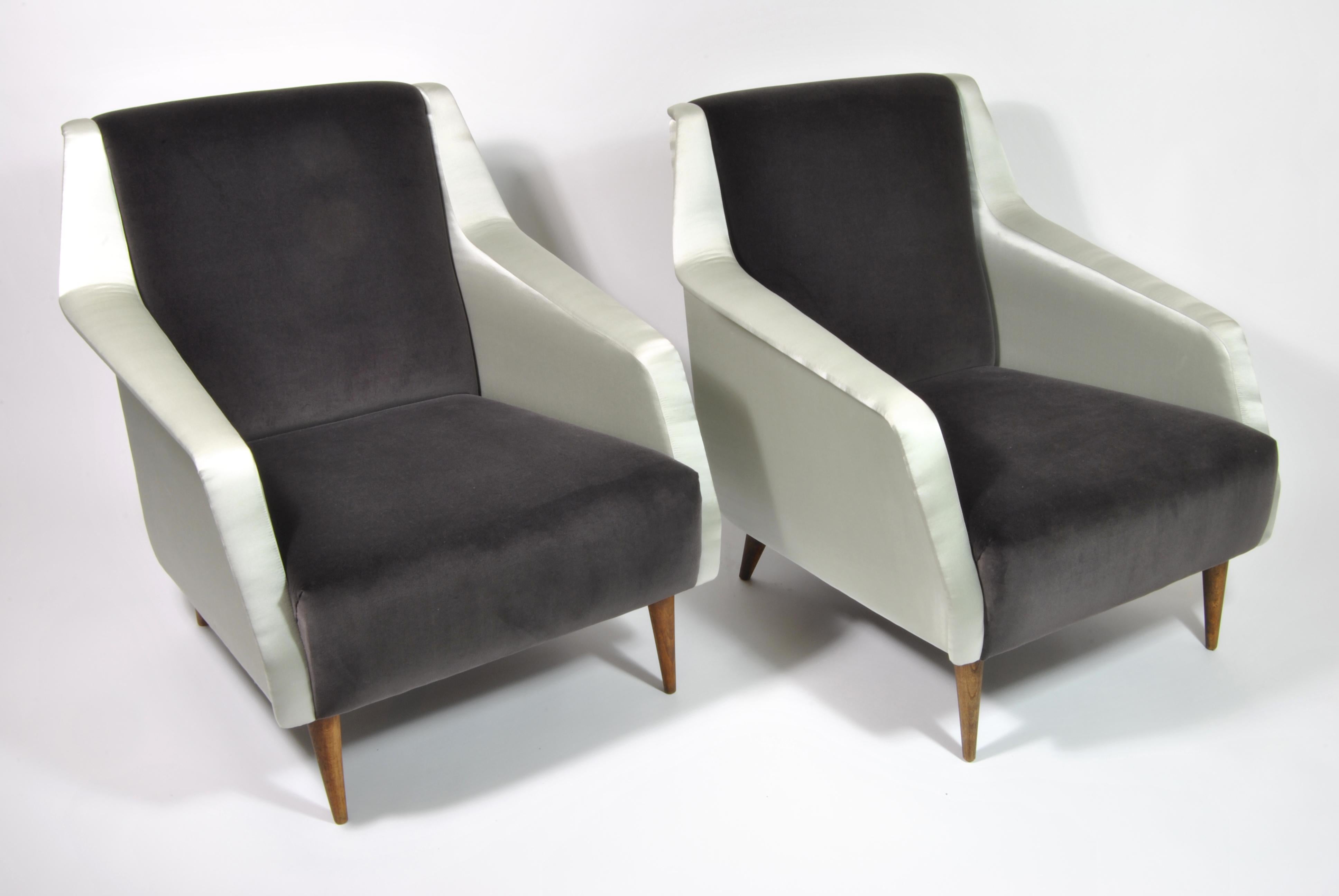 The armchairs are upholstered with precious fabrics, Dedar velvet and 100% silk satin fabric.

Bibliography: Giuliana Gramigna, 