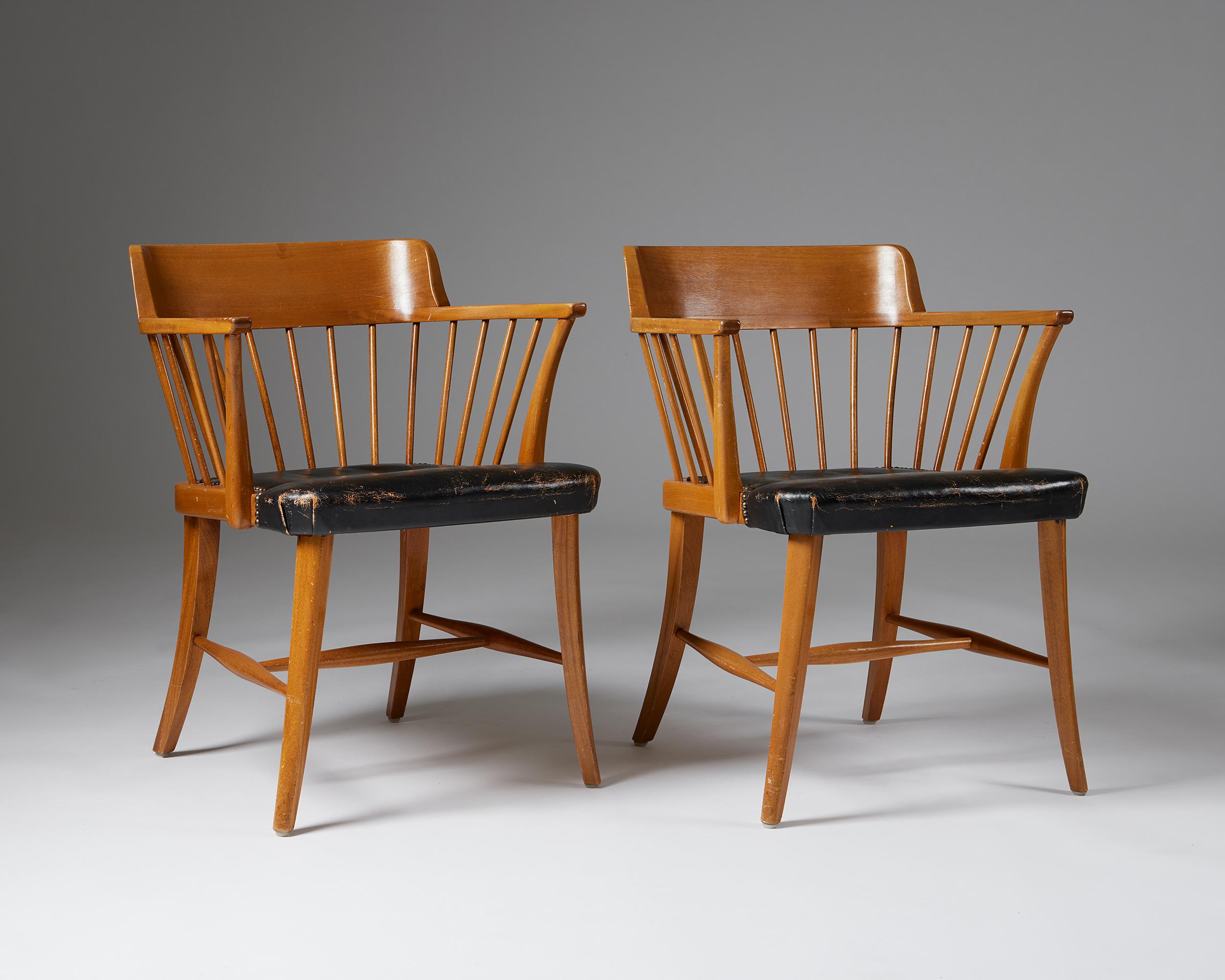 Pair of armchairs model 789B ‘Captain’s Chair’ designed by Josef Frank for Svenskt Tenn,
Sweden. 1938.

Mahogany, leather and brass.

Dimensions:
H: 76.5 cm / 2' 6