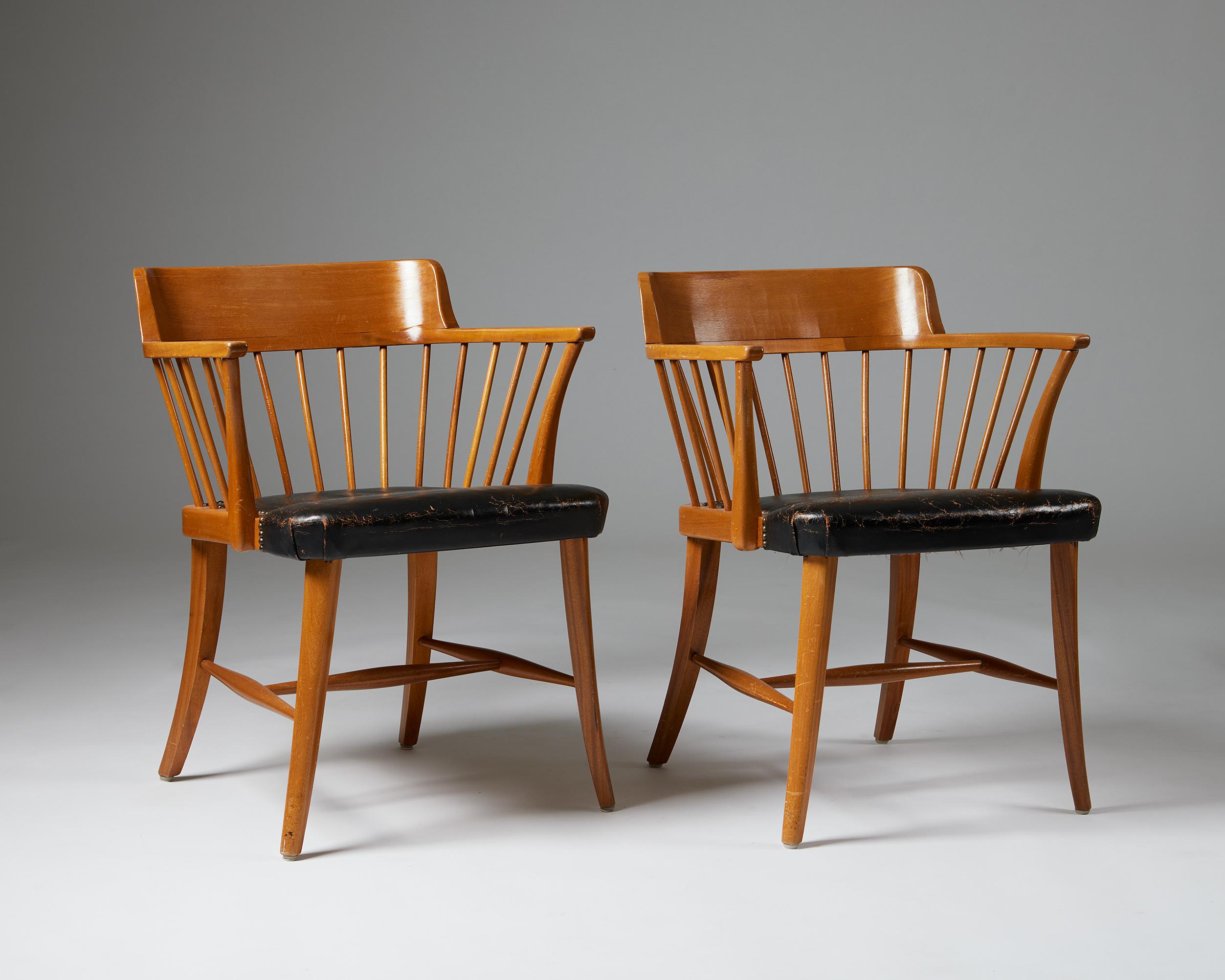 Pair of armchairs model 789B ‘Captain’s Chair’ designed by Josef Frank for Svenskt Tenn,
Sweden. 1930s.

Mahogany, leather and brass.

Measures: 
H: 76.5 cm
W: 58 cm
D: 65 cm
SH: 48 cm
Arm rest H: 69.5 cm

Josef Frank was a true European, he was
