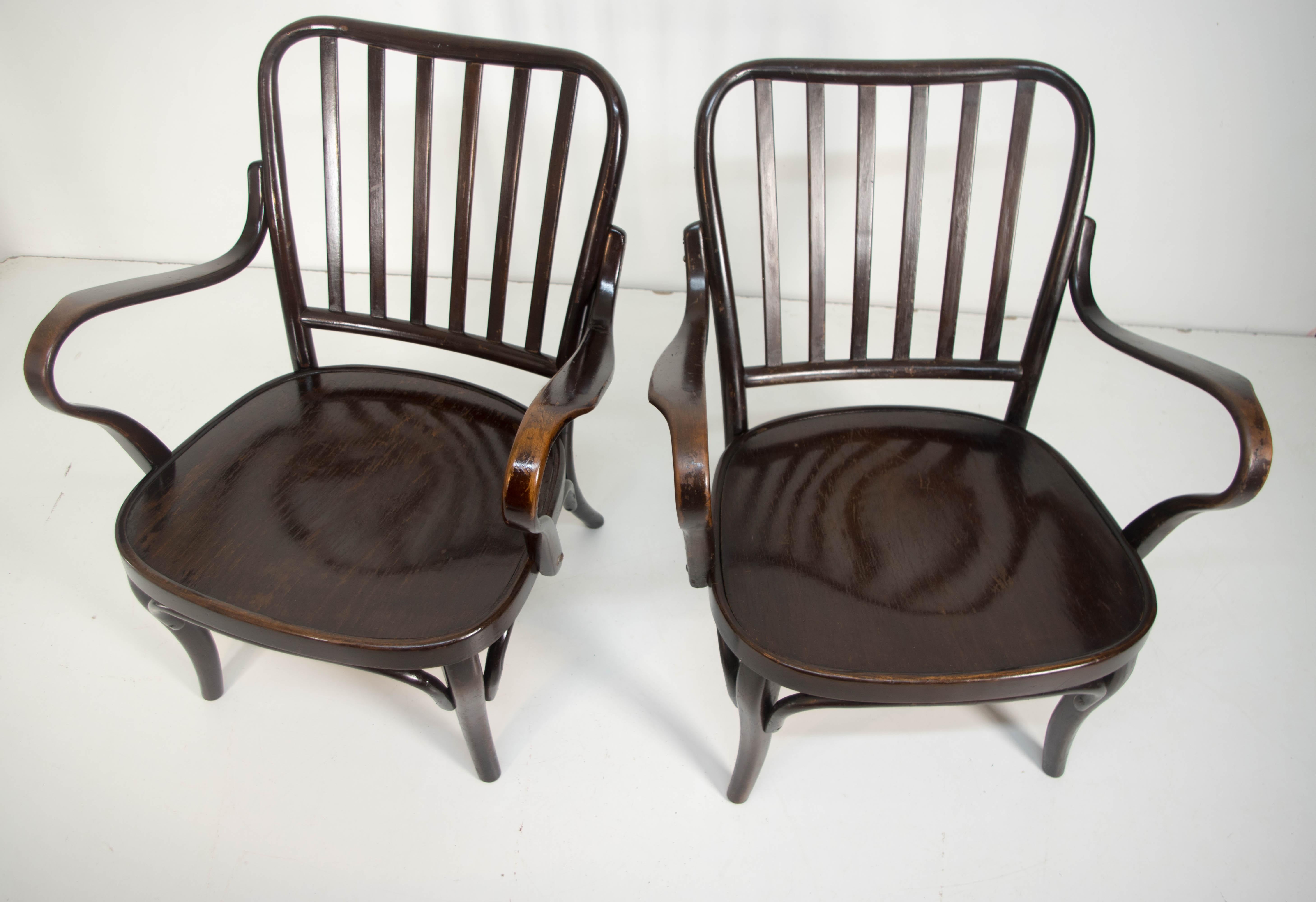 Una coppia di leggendarie poltrone in legno curvato Model No. 752, disegnate da Josef Frank nel 1933 per Thonet, in ottime condizioni rispetto all'età.
Pulito con cura e restaurato delicatamente, preservando la splendida patina dell'epoca.
