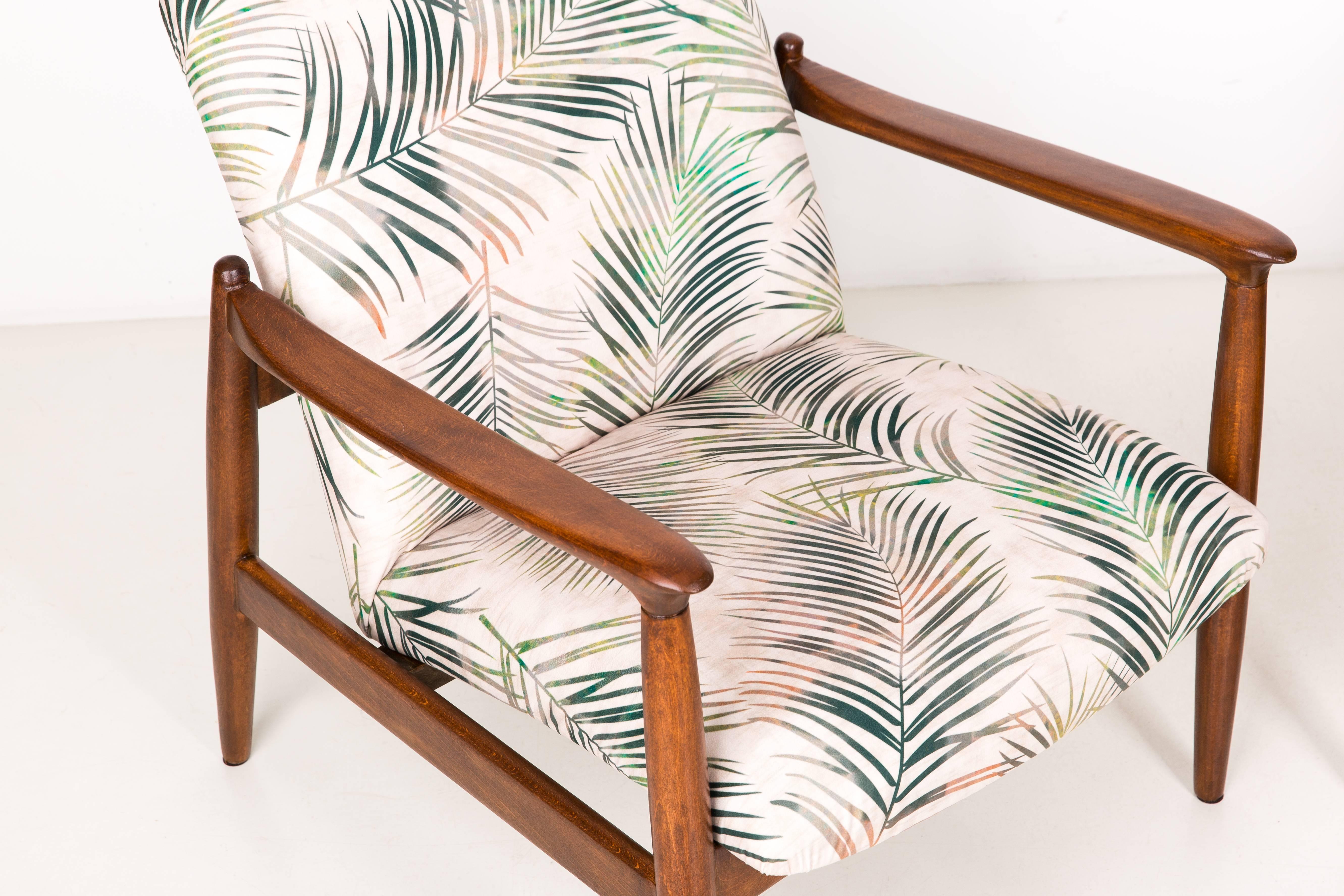 Une paire de fauteuils beiges, conçus par Edmund Homa. Les fauteuils ont été fabriqués dans les années 1960 dans la fabrique de meubles Gosciecinska. Ils sont fabriqués en bois de hêtre massif. Le fauteuil de type GFM est considéré comme l'un des