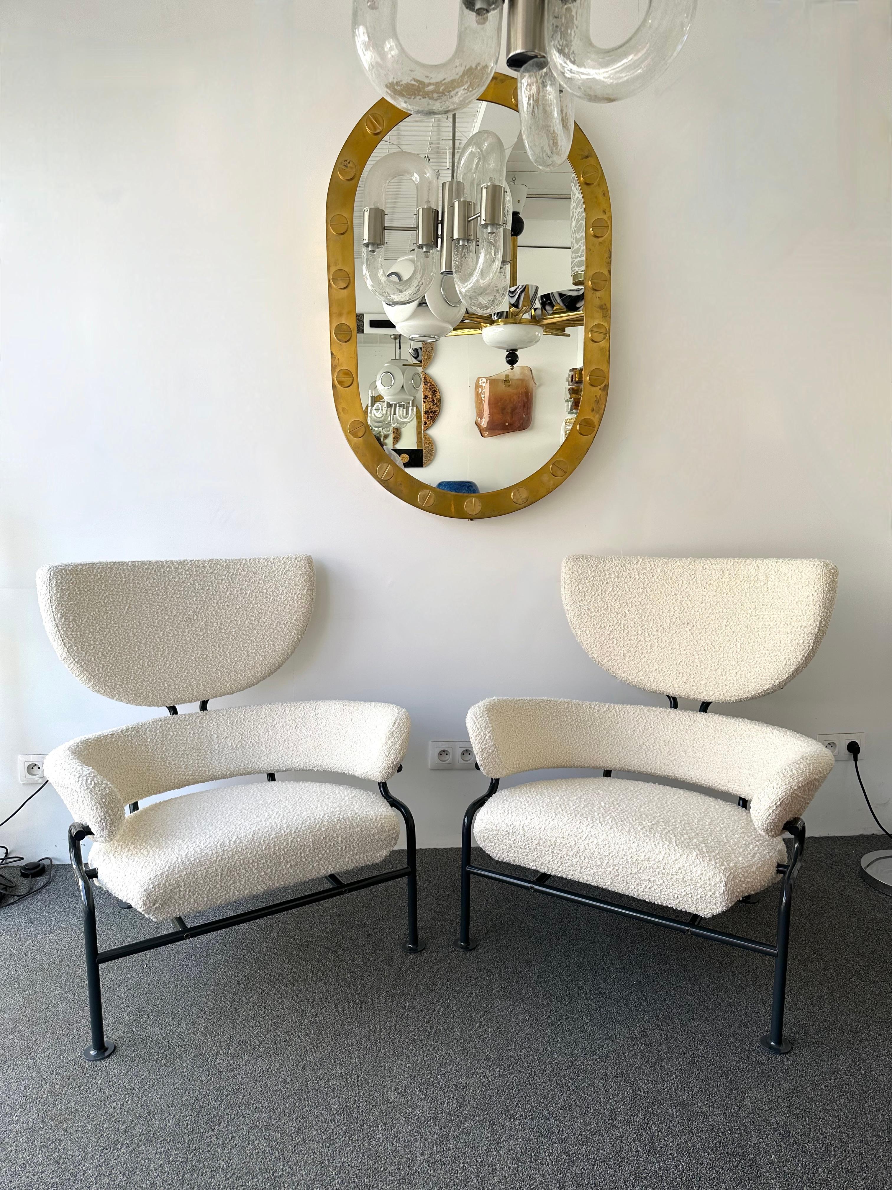 Mid-Century Modern space age Italian design pair of armchairs or lounge chairs by Franco Albini for the editor Poggi, recently reupholstered, minor fading on fabric. Famous design like Gio Ponti, Gianfranco Frattini, Cassina, Osvaldo Borsani, Joe