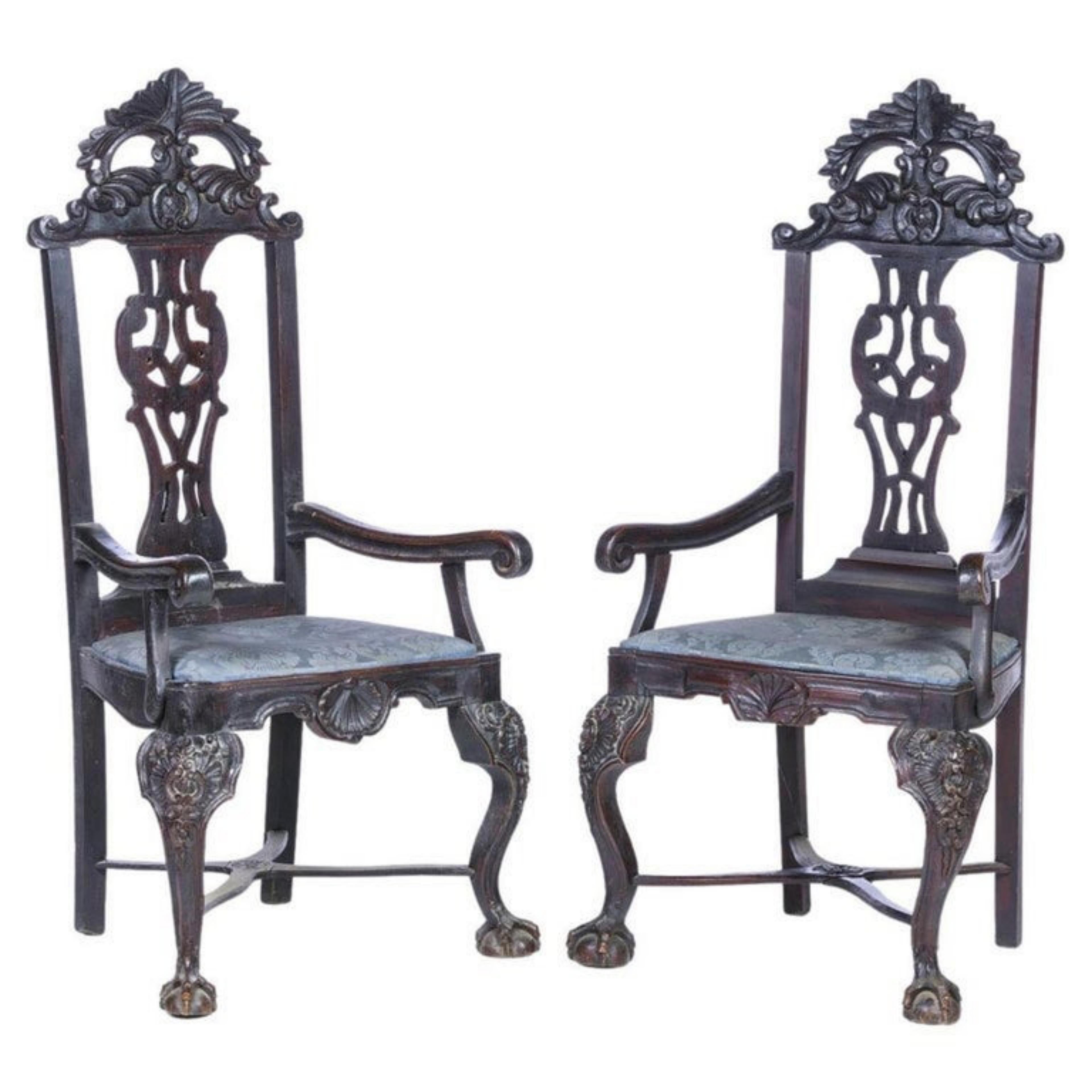 Paire de fauteuils
Portugais, XIXe siècle, en bois de châtaignier sculpté. Dossier ouvert, décoré de motifs végétaux, se terminant par des pieds griffes et une boule. Sièges rembourrés.
Dim. : 131 x 63 x 46 cm.