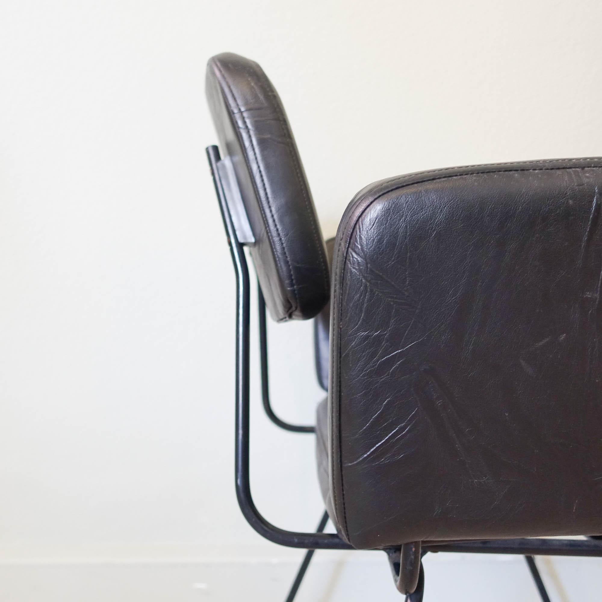 Paire de fauteuils, ligne Prestigio, par Daciano da Costa pour Metalúrgica da Longra en vente 5