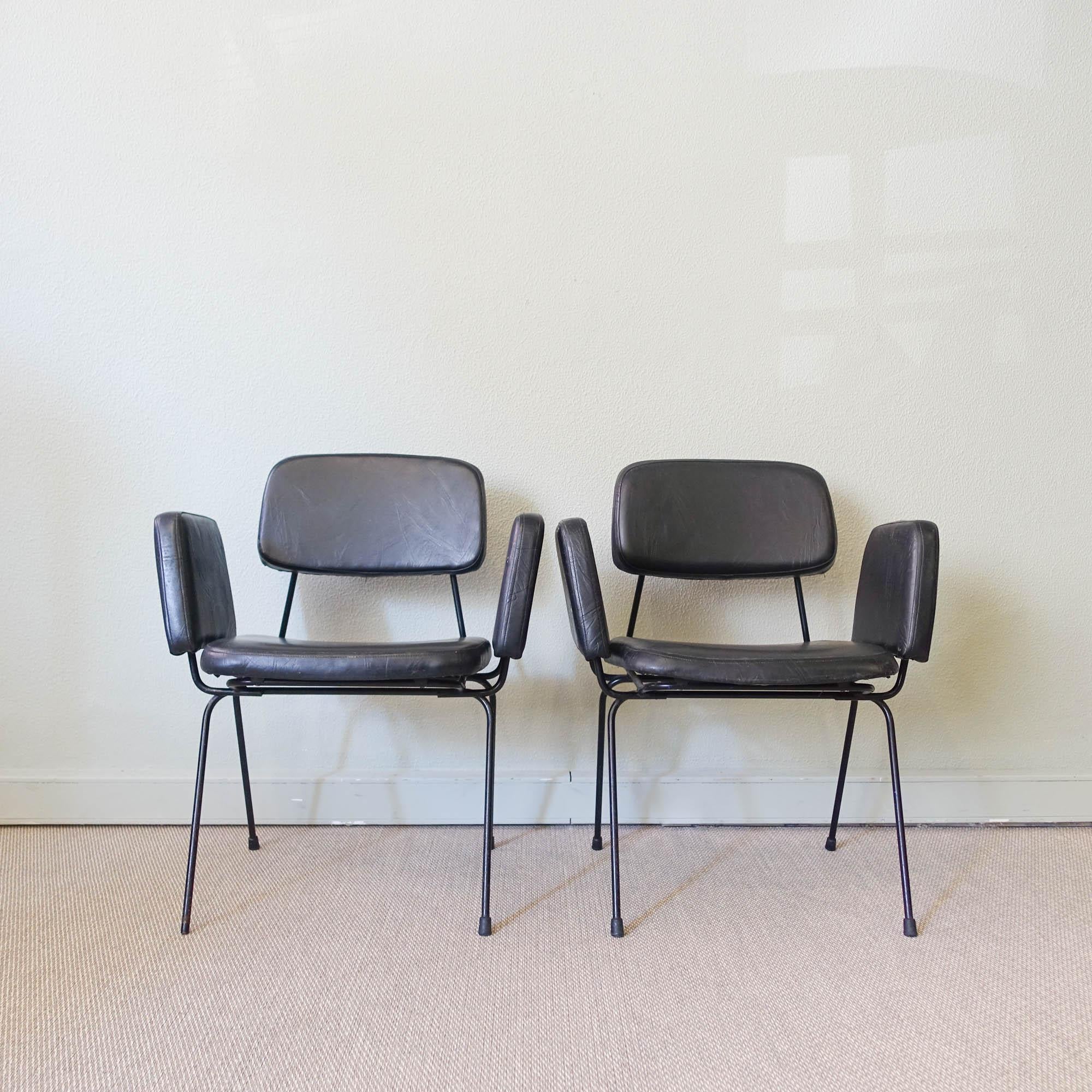 Cette paire de fauteuils, Prestigio Line, a été conçue par Daciano da Costa pour Metalúrgica da Longra, au Portugal, en 1962. 