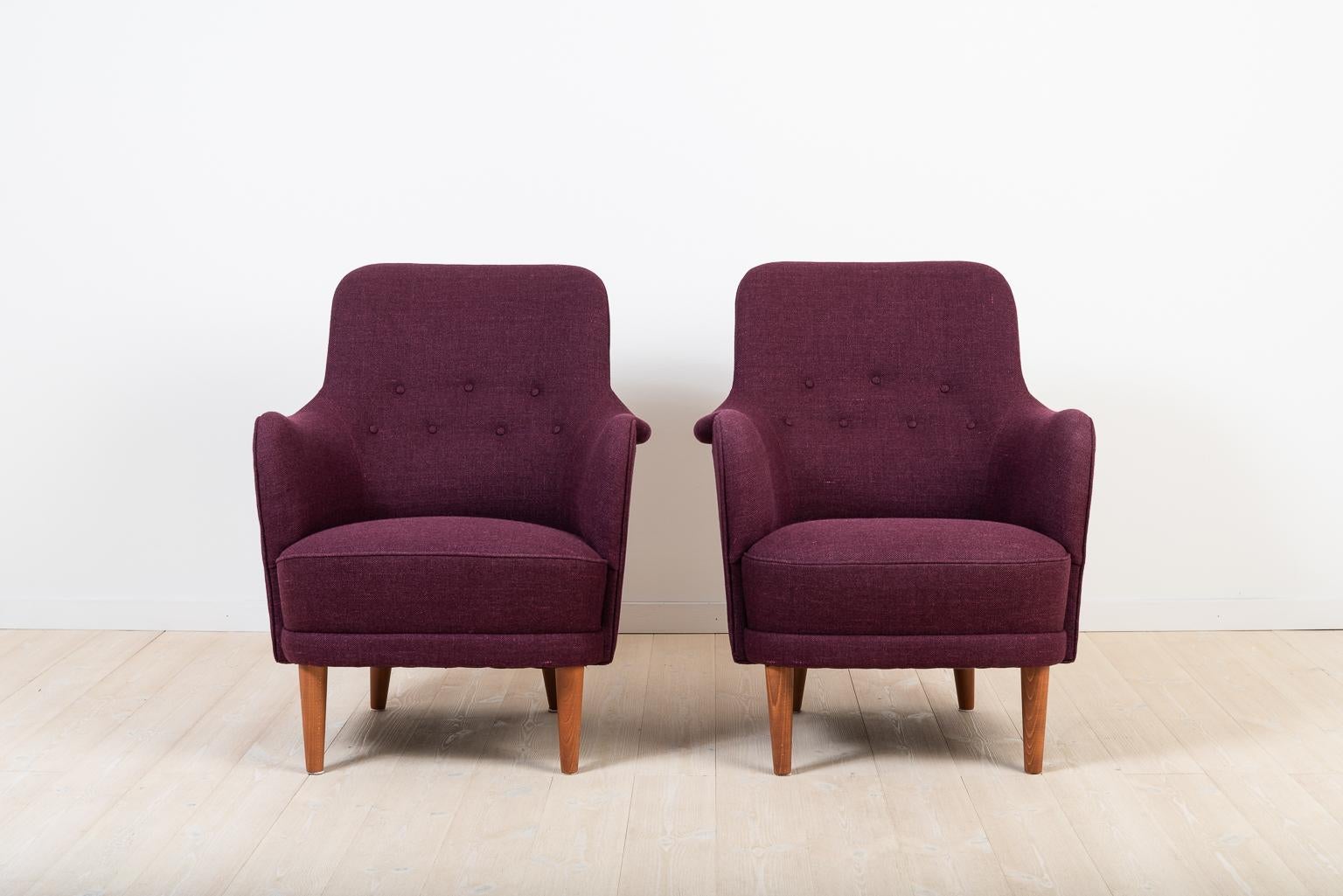 A pair of armchairs “Samsas” designed by Carl Malmsten. Manufactured by AB O.H Sjögren, Tranås, Sweden 

The model Samsas is a redesigned version of “Konsert” that Carl Malmsten designed for Stockholm Konserthus in 1923. The model “Samsas” was